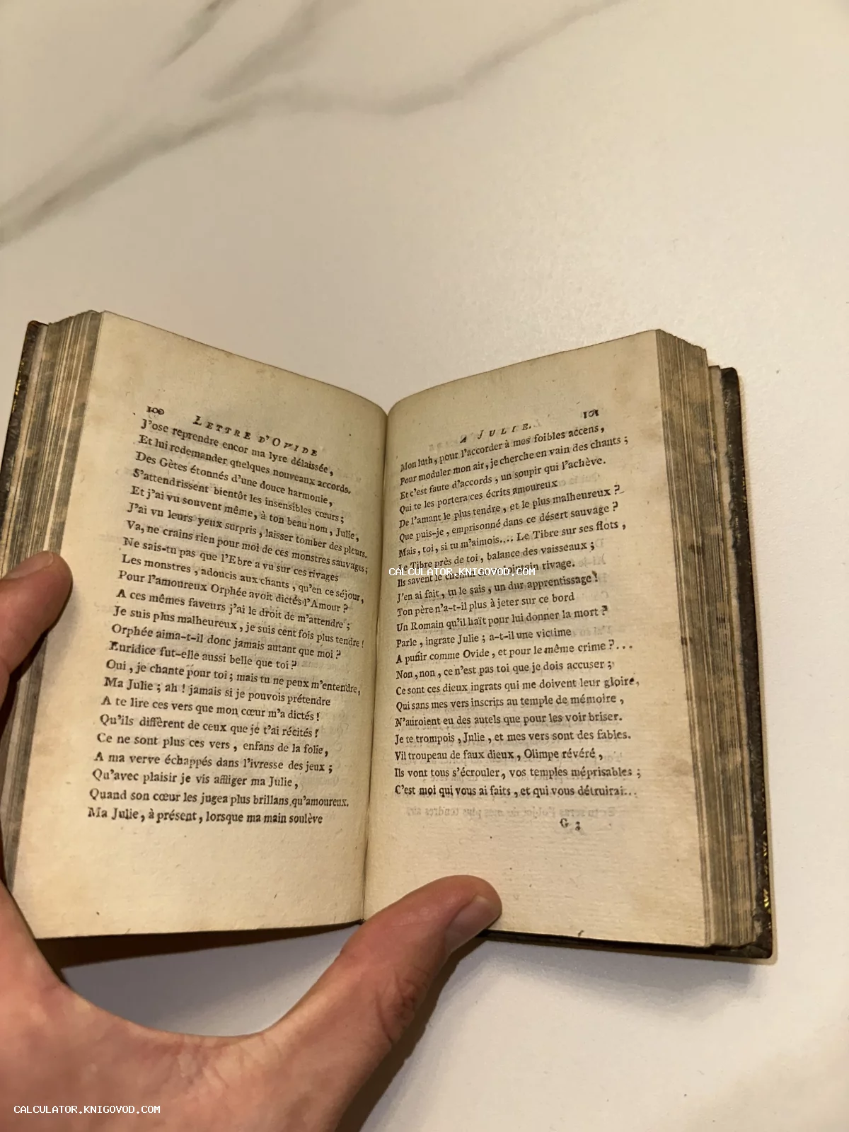 Разворот старинной книги малого формата с французским текстом Письма Овидия на пожелтевшей бумаге.