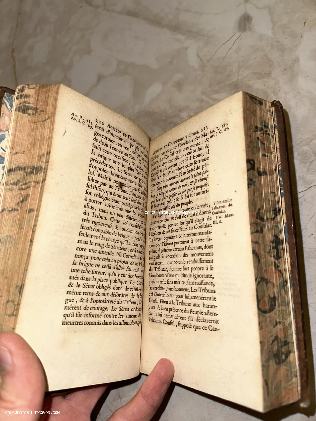 Разворот старинной книги на французском языке с пожелтевшими страницами и антиквенным шрифтом.