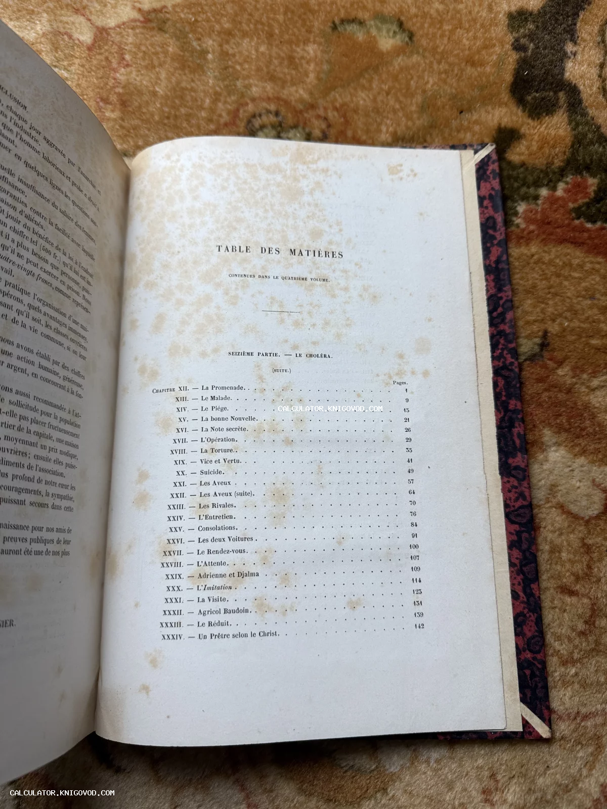 Разворот старинной книги на французском языке со страницей оглавления и следами времени.