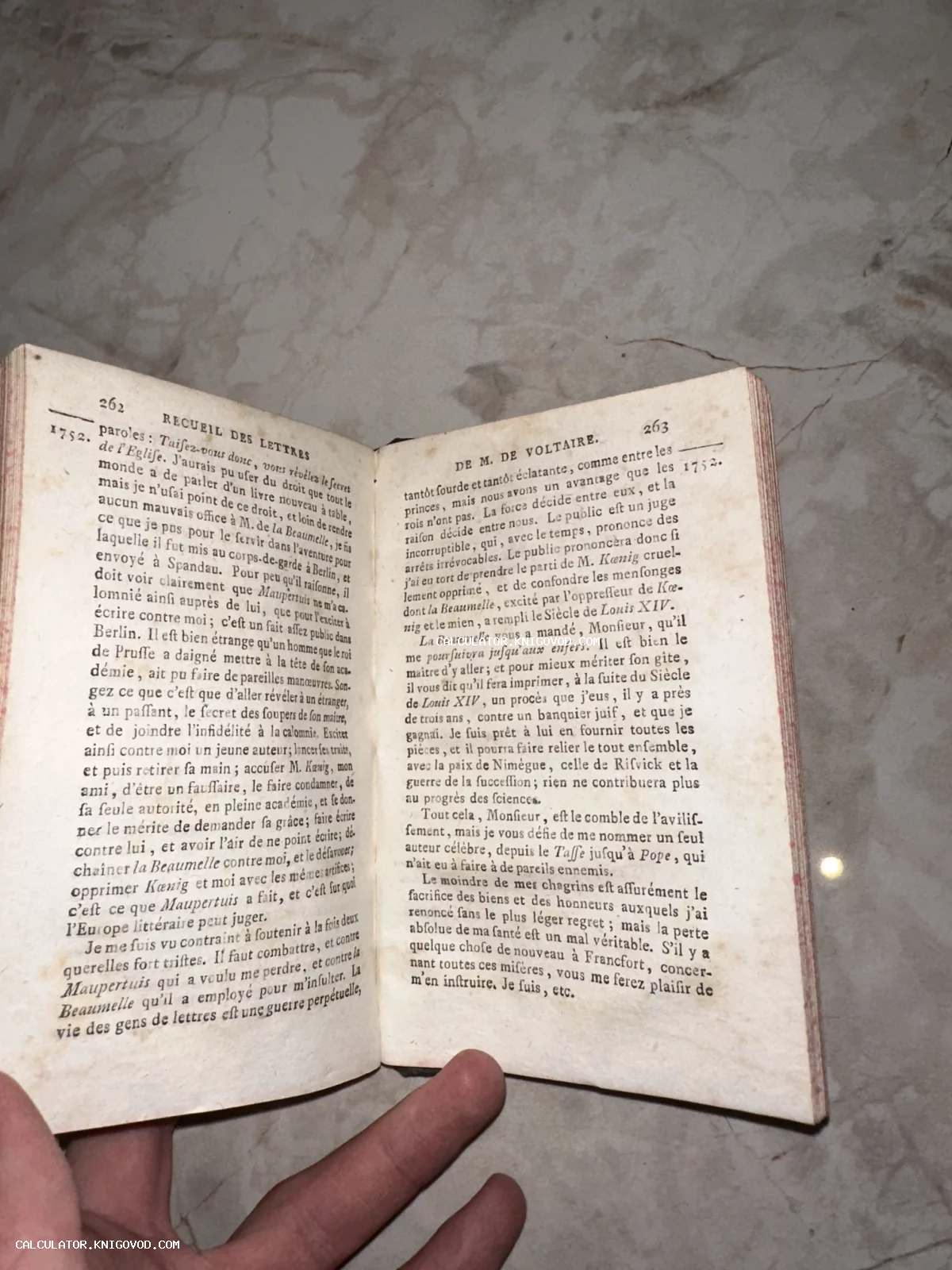 Разворот старинной книги на французском языке с текстом «Recueil des lettres de M. de Voltaire», страницы 262 и 263.