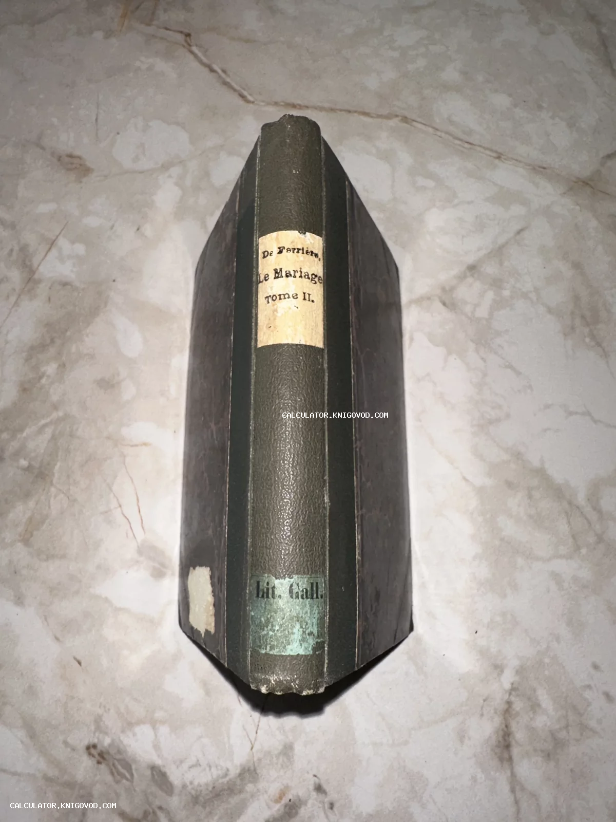 Корешок старинной французской книги с бумажной наклейкой названия Le Mariage, том второй.