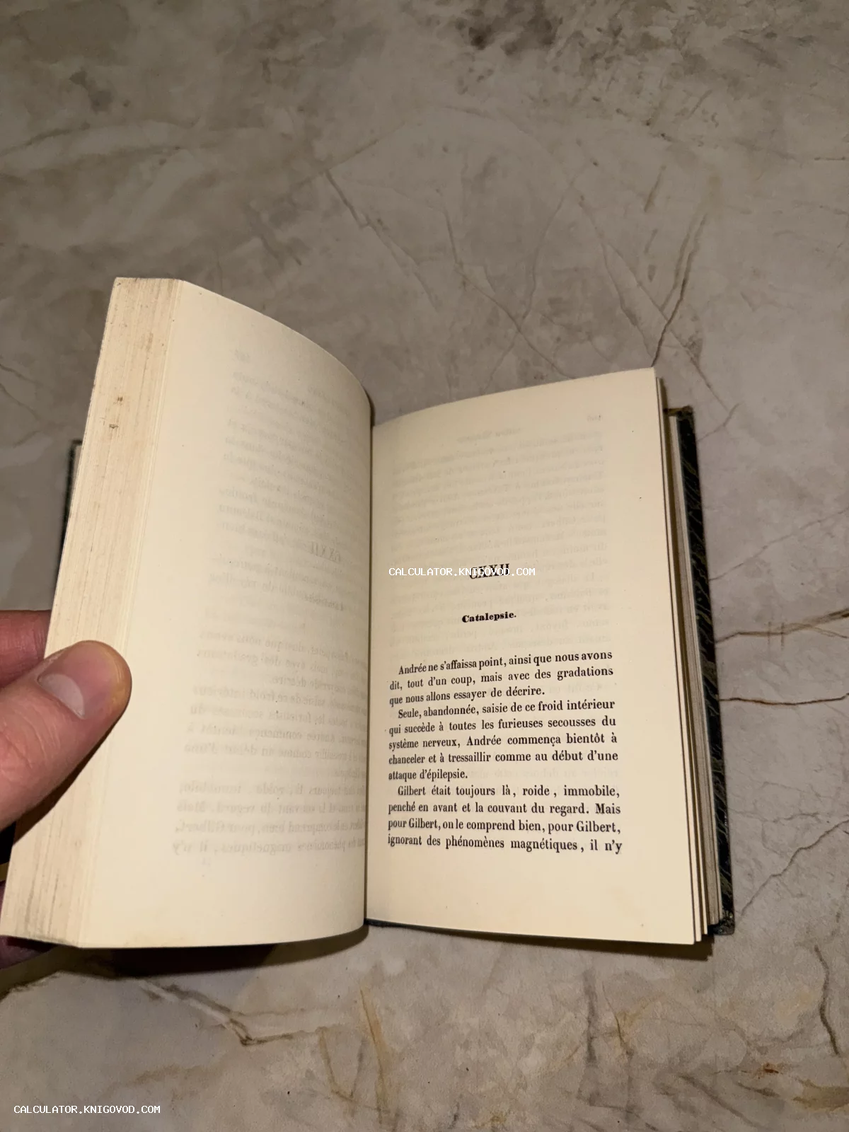 Разворот старинной книги на французском языке с заголовком главы CXXII Catalepsie на фоне мраморной поверхности.