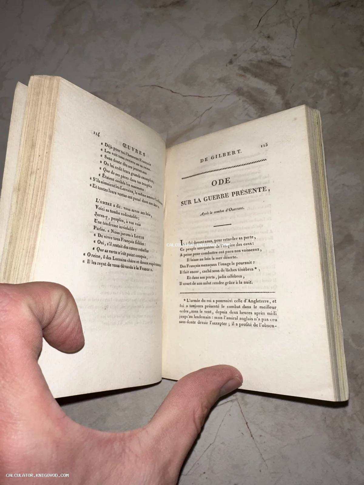 Разворот старинной французской книги со стихотворением Николя Жильбера 'Ода на текущую войну'.