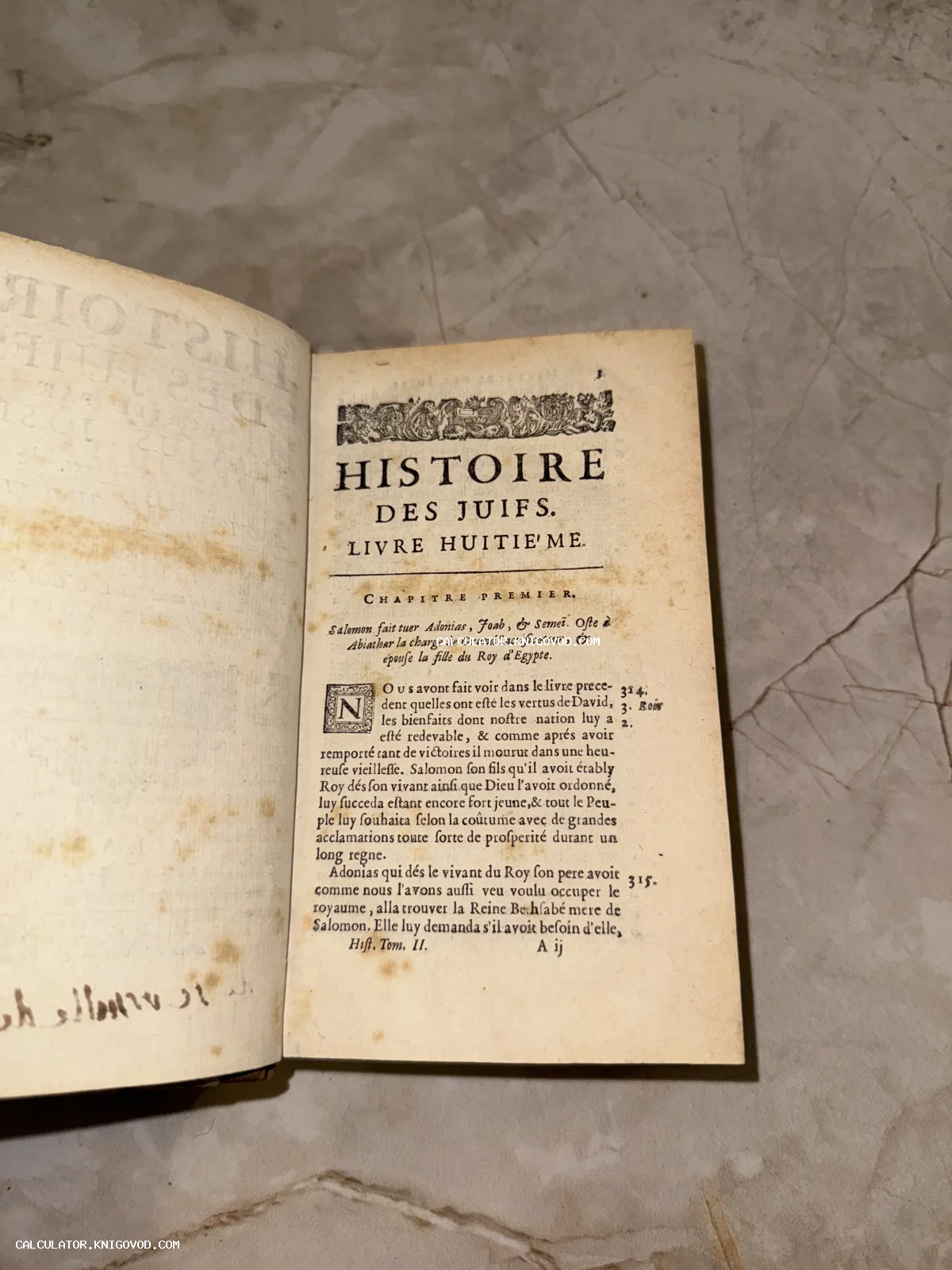 Разворот старинной французской книги XVIII века с заголовком Histoire des Juifs и гравированной заставкой.