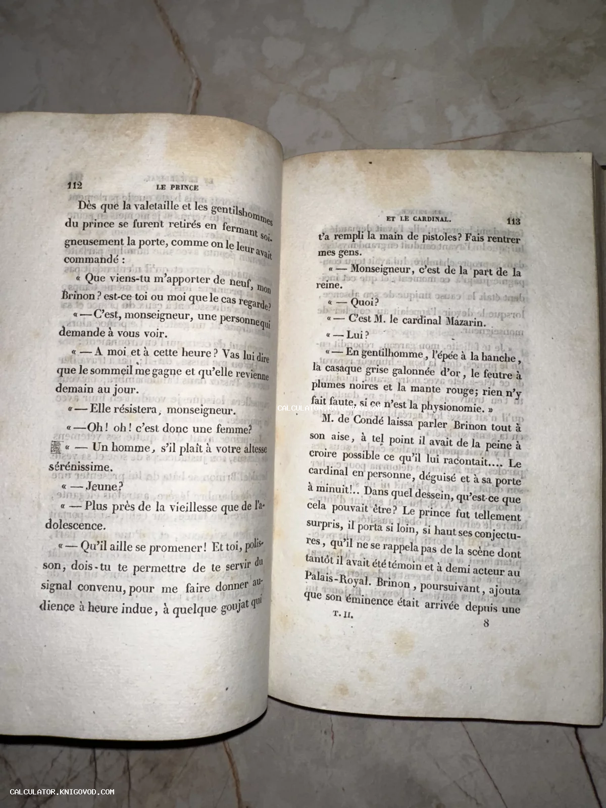 Разворот старинной книги на французском языке с упоминанием кардинала Мазарини на пожелтевшей бумаге.