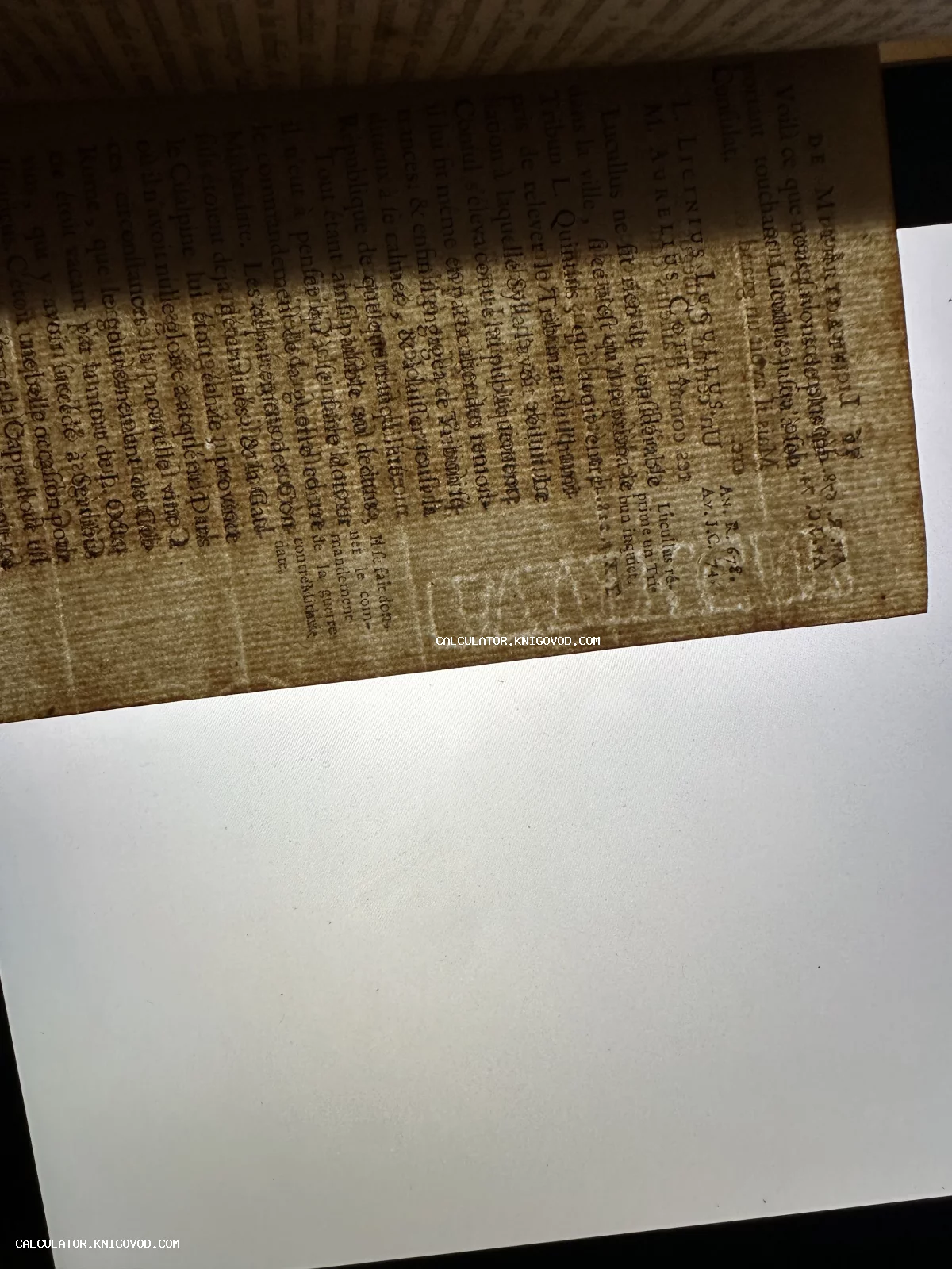 Старинная книжная страница на французском языке с текстом о Лукулле и Котте, пожелтевшая бумага с водяным знаком.