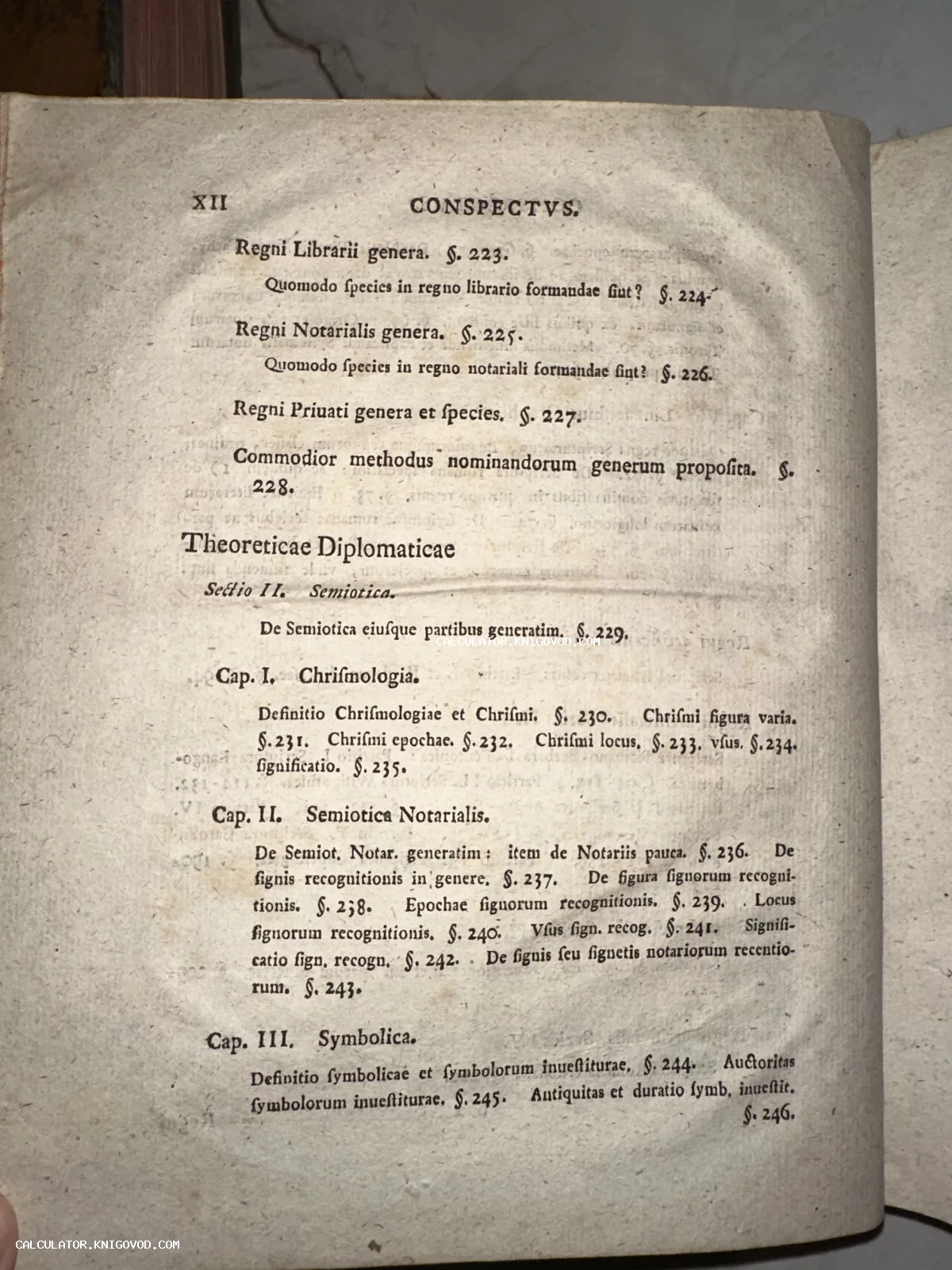 Старинная книжная страница на латыни с текстом о дипломатике, семиотике и символике на плотной пожелтевшей бумаге.