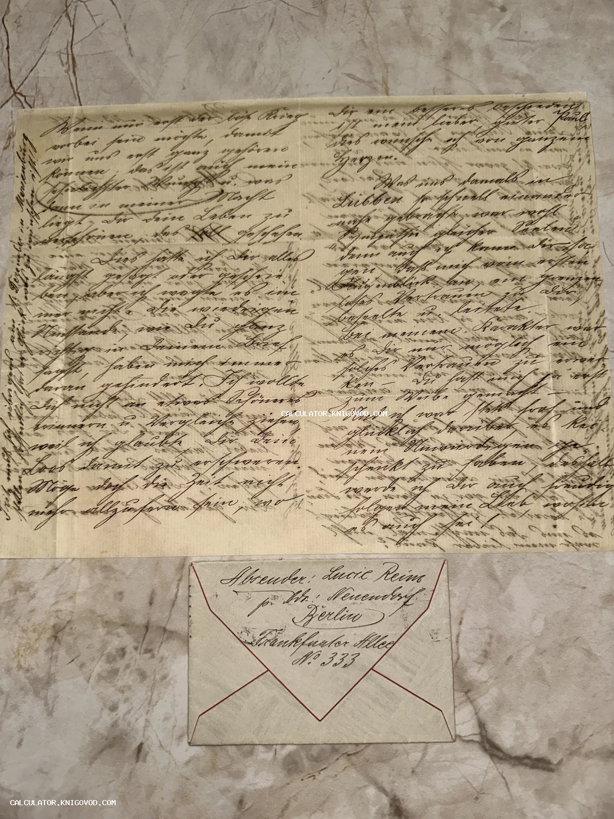 Развернутый лист старинного письма с каллиграфическим немецким почерком и почтовый конверт с адресом в Берлине.