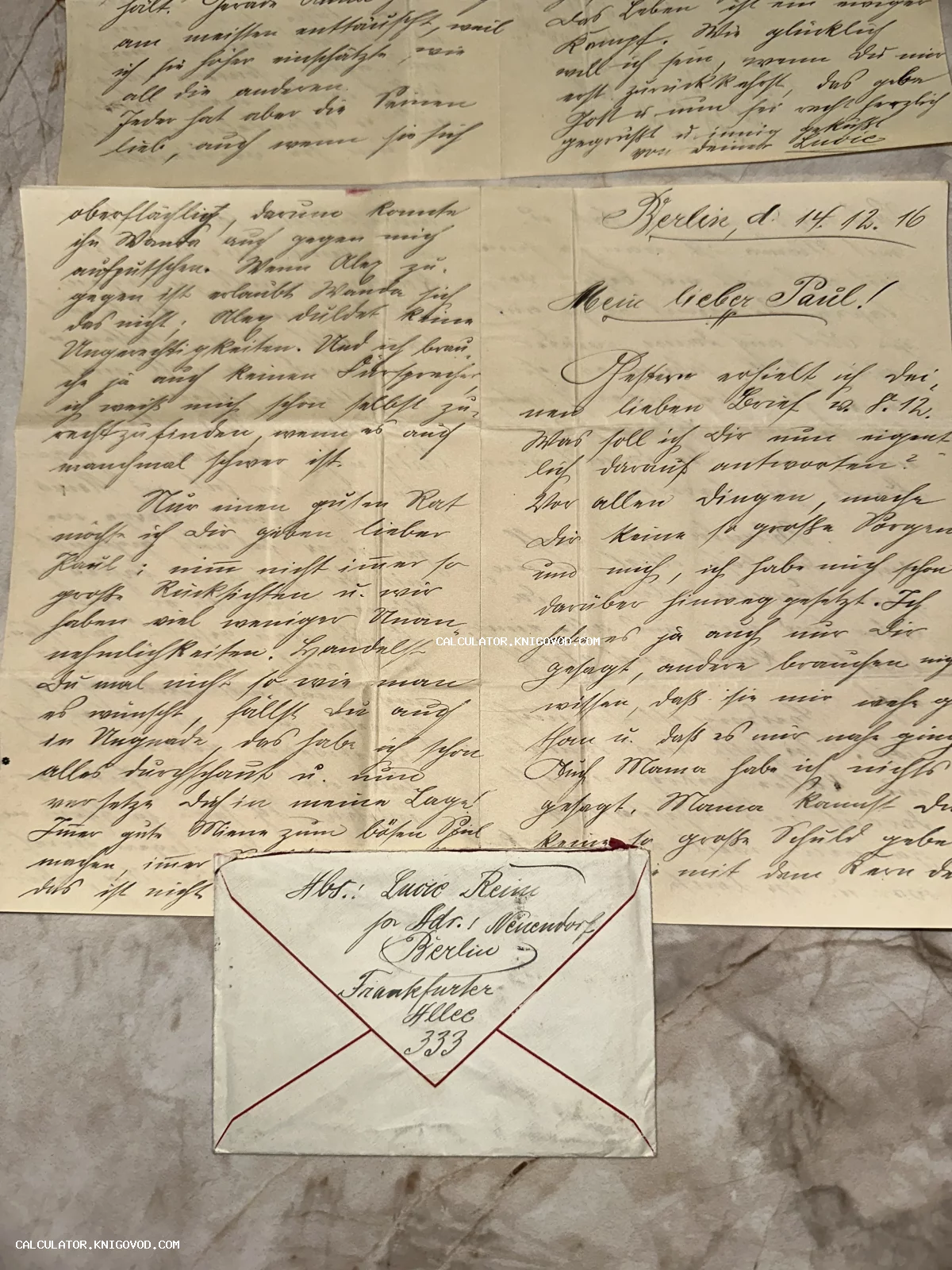 Развернутое письмо на пожелтевшей бумаге с каллиграфическим немецким почерком и конверт с красной окантовкой, датированные 1916 годом.