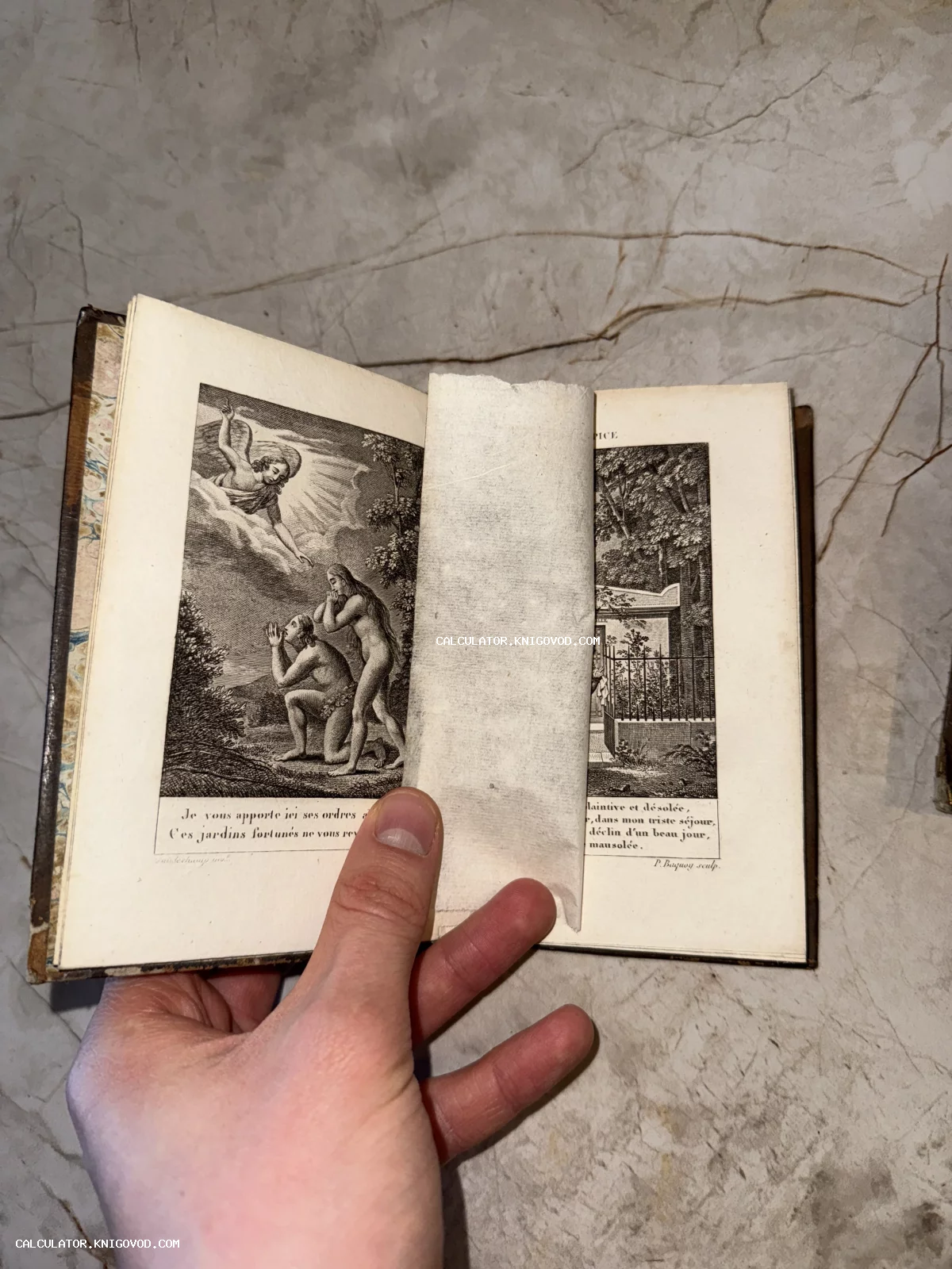 Разворот антикварной книги с гравюрой, изображающей ангела и первых людей, Адама и Еву, в Эдемском саду.