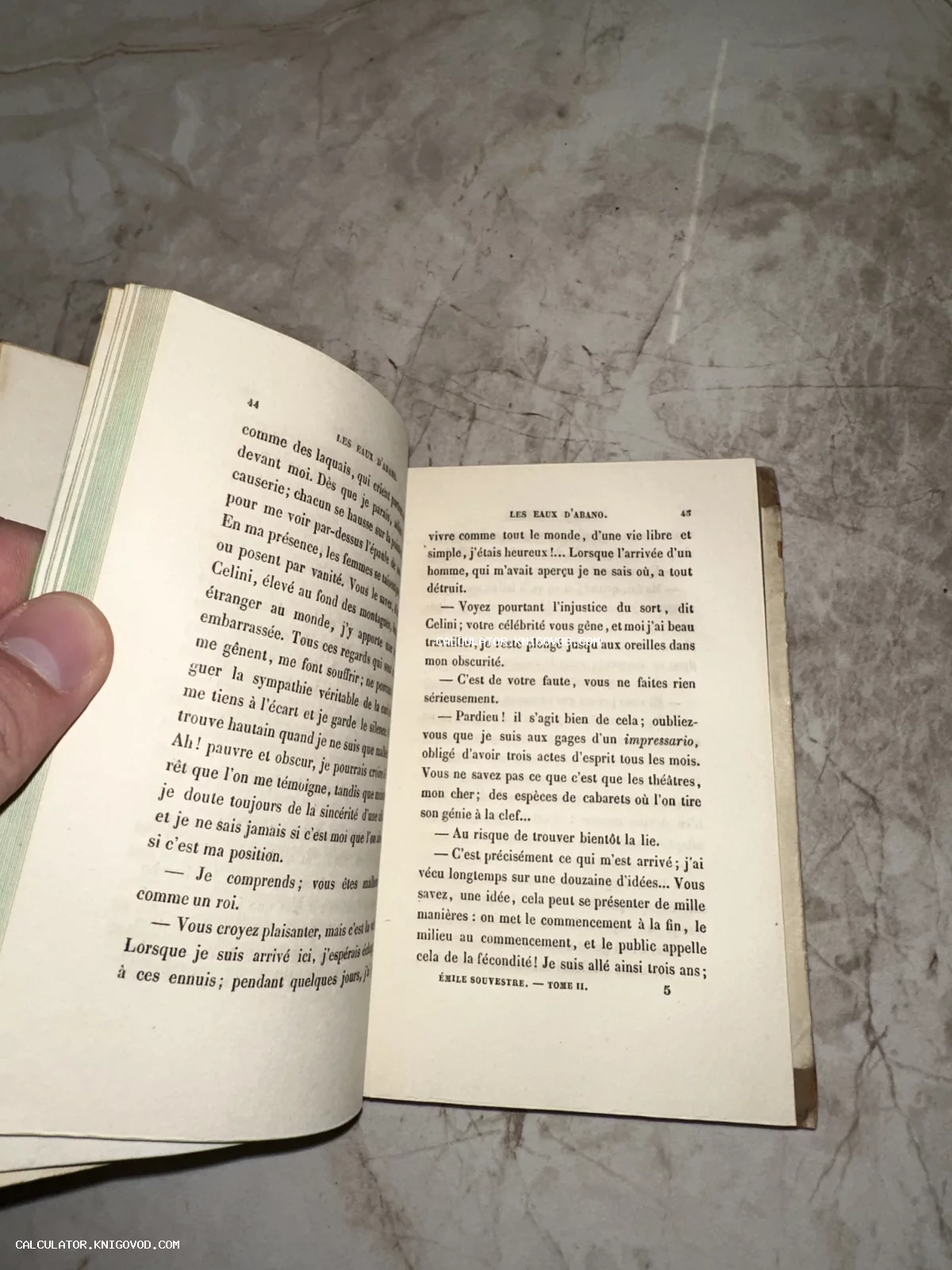 Разворот старинной книги на французском языке с текстом Эмиля Сувестра на плотной пожелтевшей бумаге.