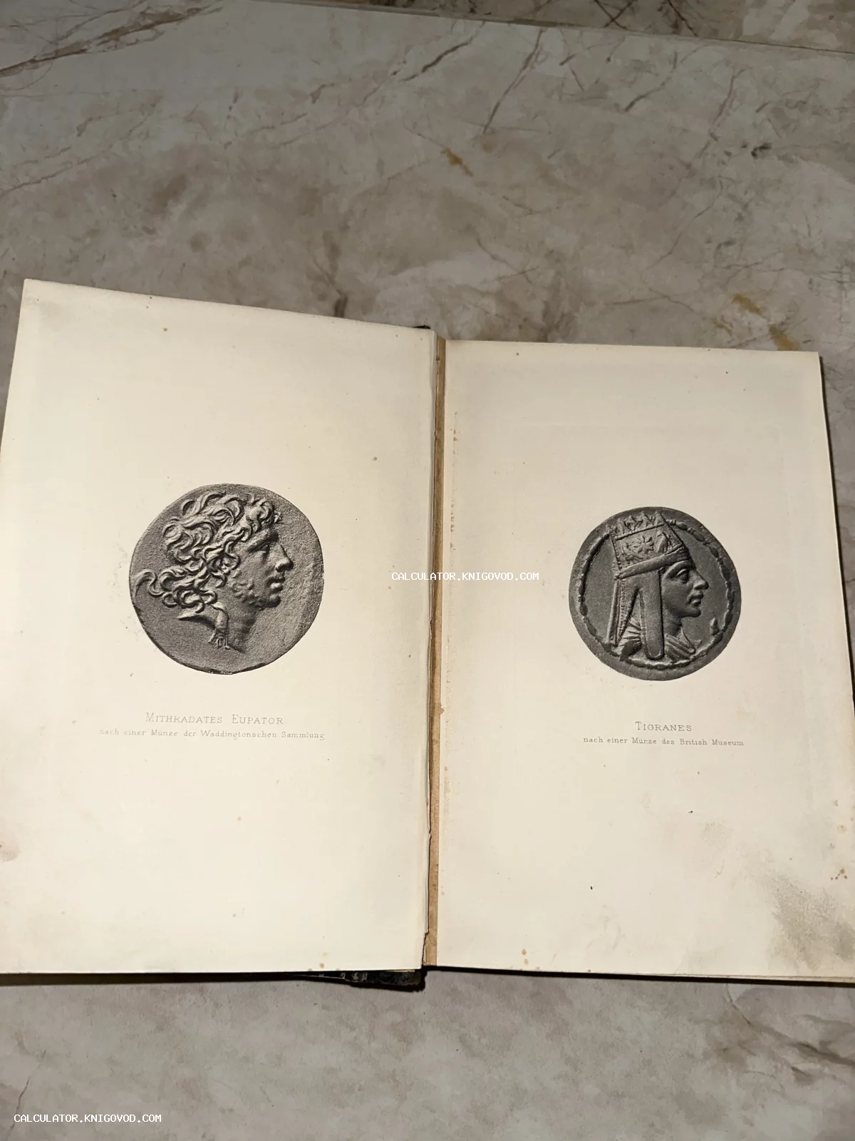 Разворот старинной книги с черно-белыми изображениями профилей царей Митридата Евпатора и Тиграна Великого, выполненных в виде монетных рельефов.