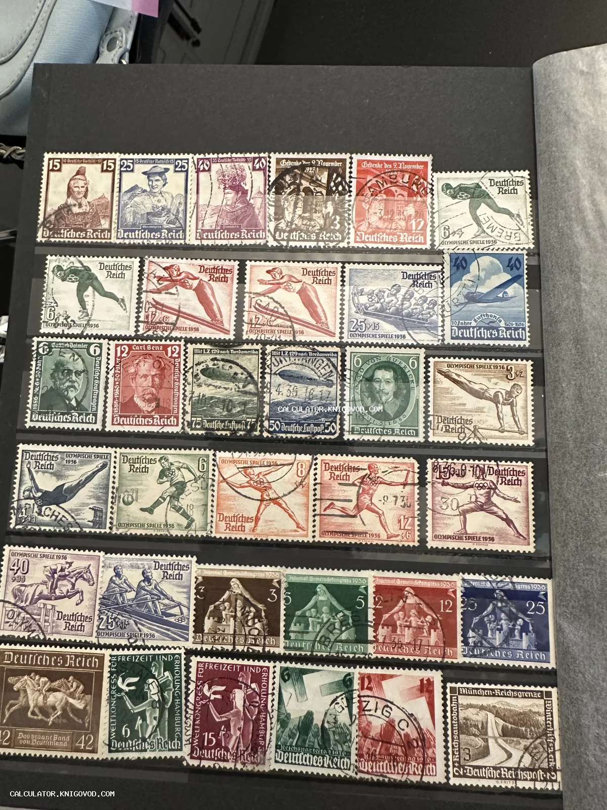 Страница альбома-кляссера с немецкими почтовыми марками, включая серии, посвященные Олимпийским играм 1936 года, дирижаблям и известным личностям.