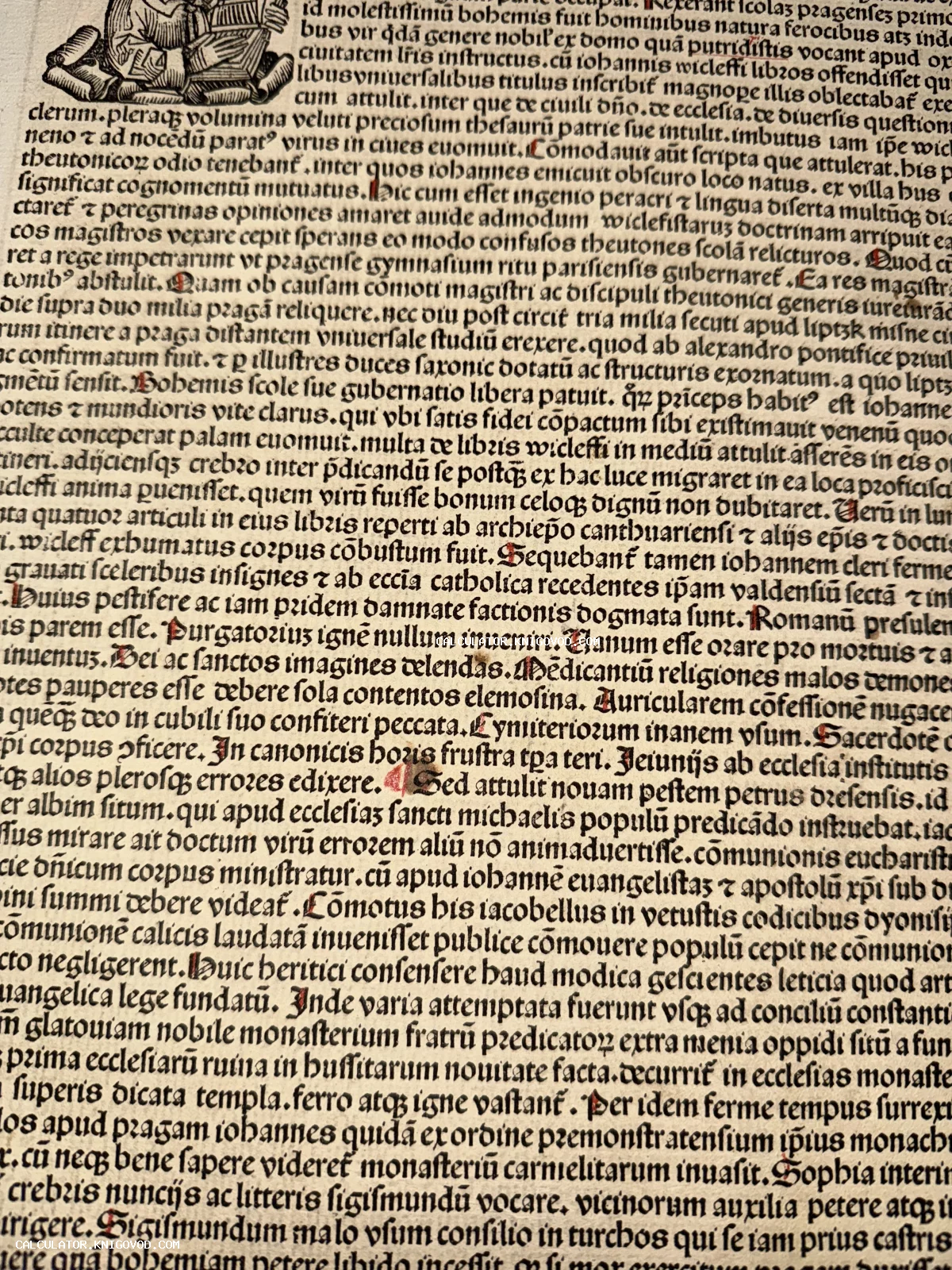 Крупный план страницы старинной книги с латинским текстом, выполненным готическим шрифтом, и фрагментом гравюры сверху.