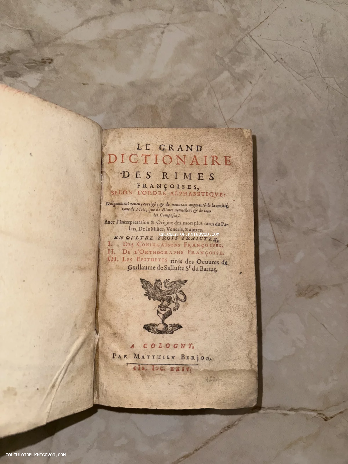 Титульный лист старинной французской книги 1624 года с двухцветной печатью и эмблемой грифона.