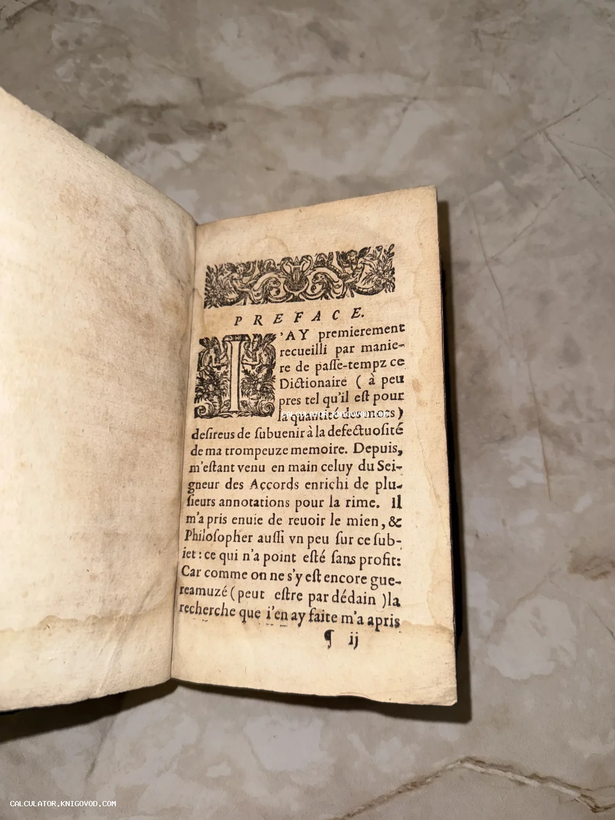 Разворот старинной книги на французском языке с заголовком Preface, гравированной виньеткой и декоративной буквицей.