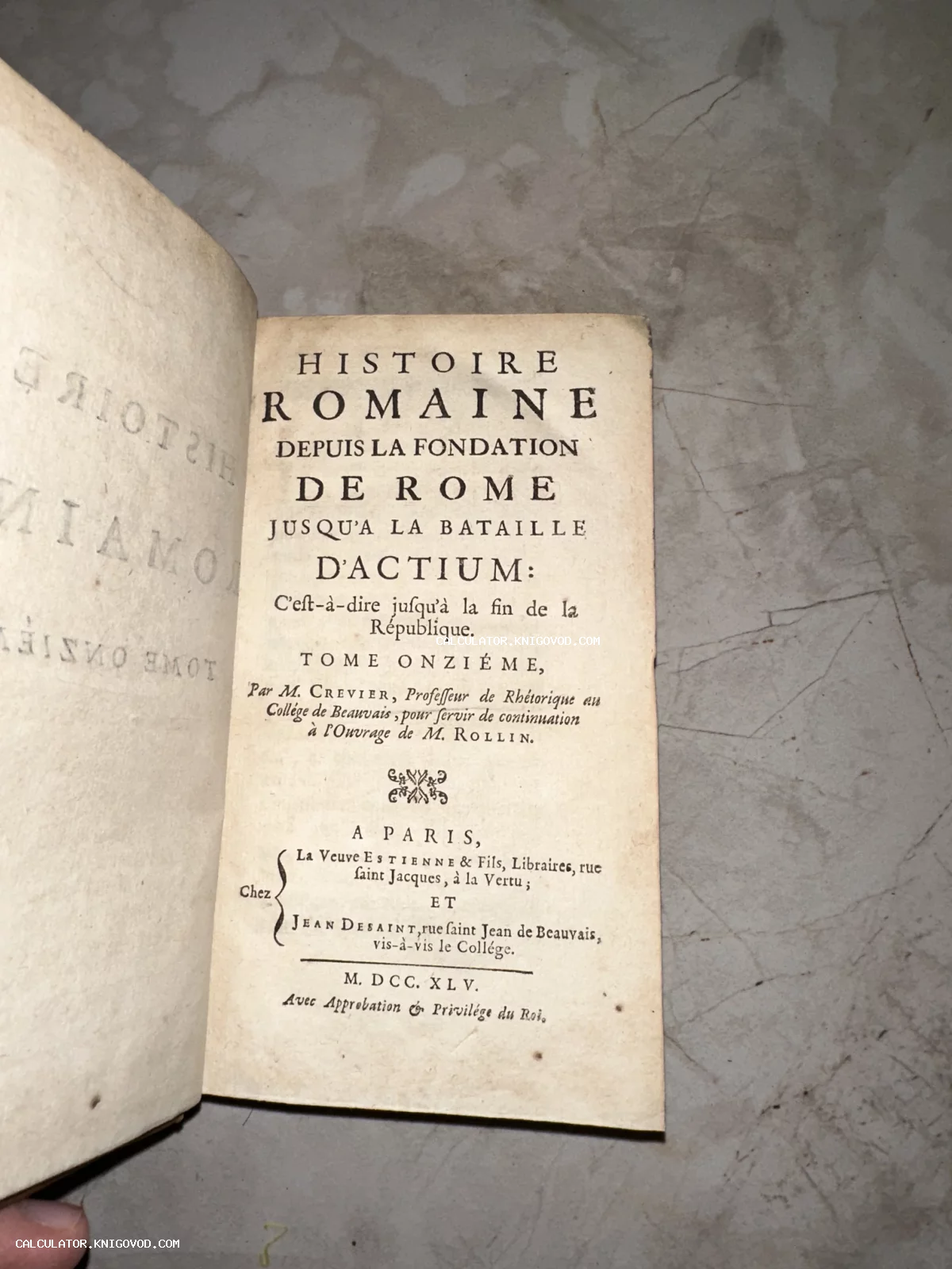 Титульный лист старинной книги на французском языке Histoire Romaine, изданной в Париже в 1745 году.