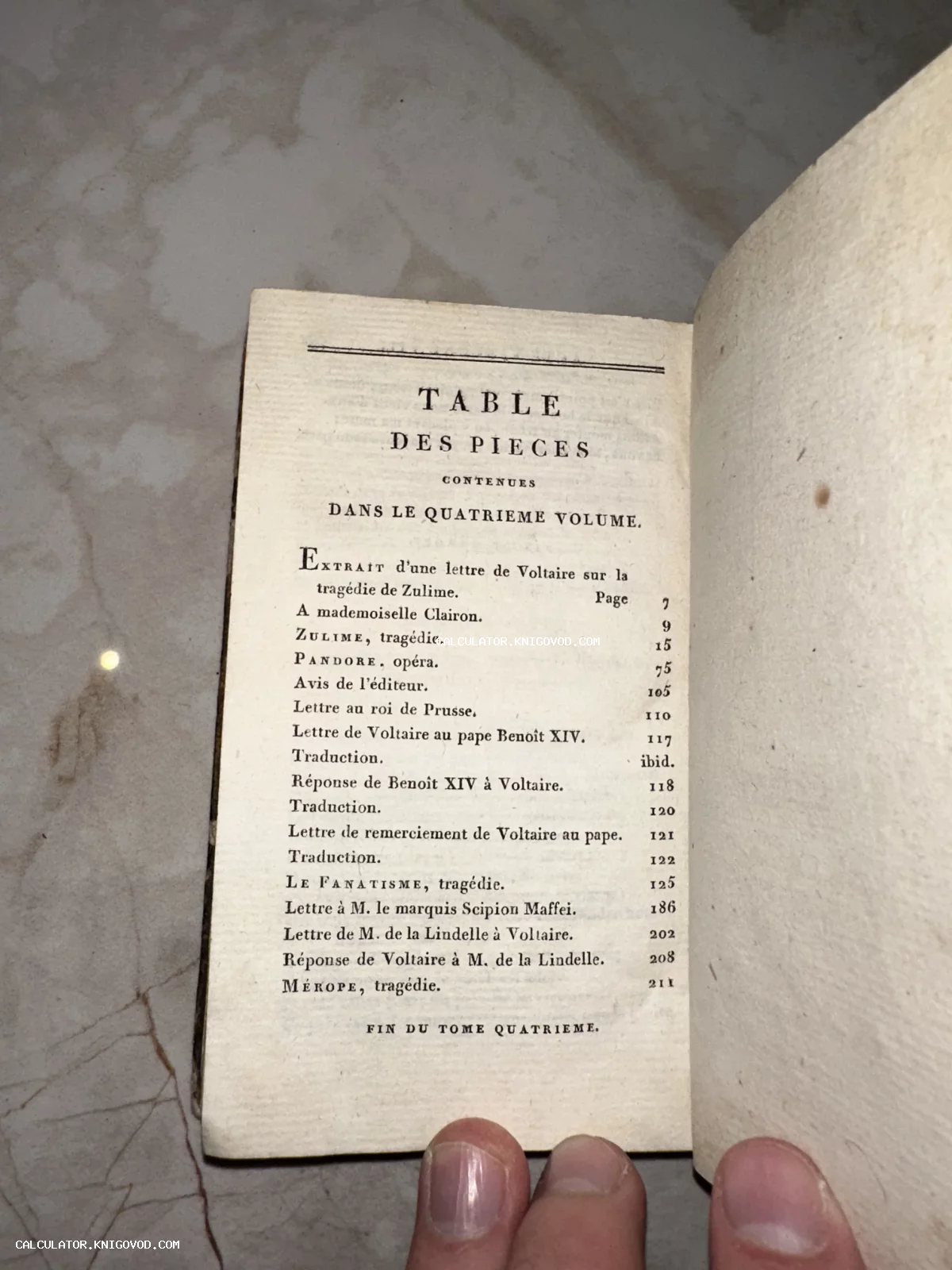 Страница старинной книги на французском языке с оглавлением произведений Вольтера, включая трагедии и переписку.