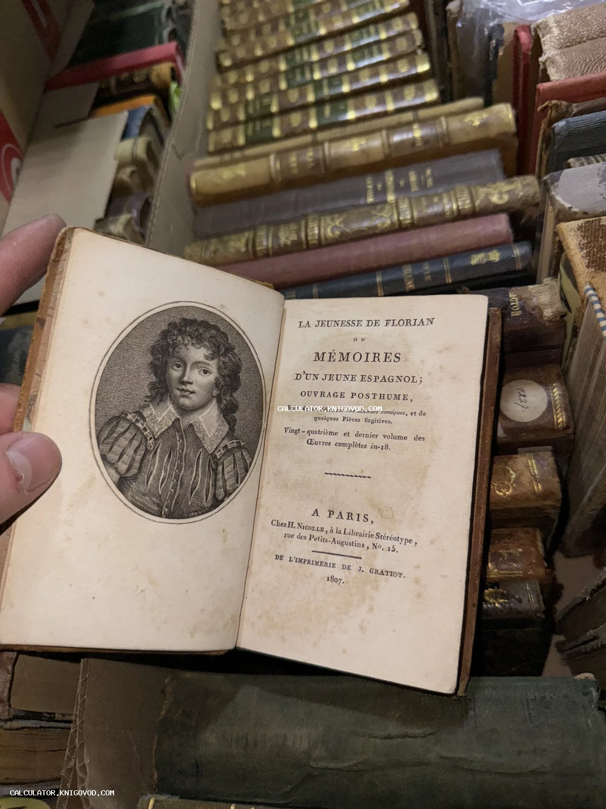 Разворот старинной книги 1807 года с гравированным портретом и титульным листом на французском языке.