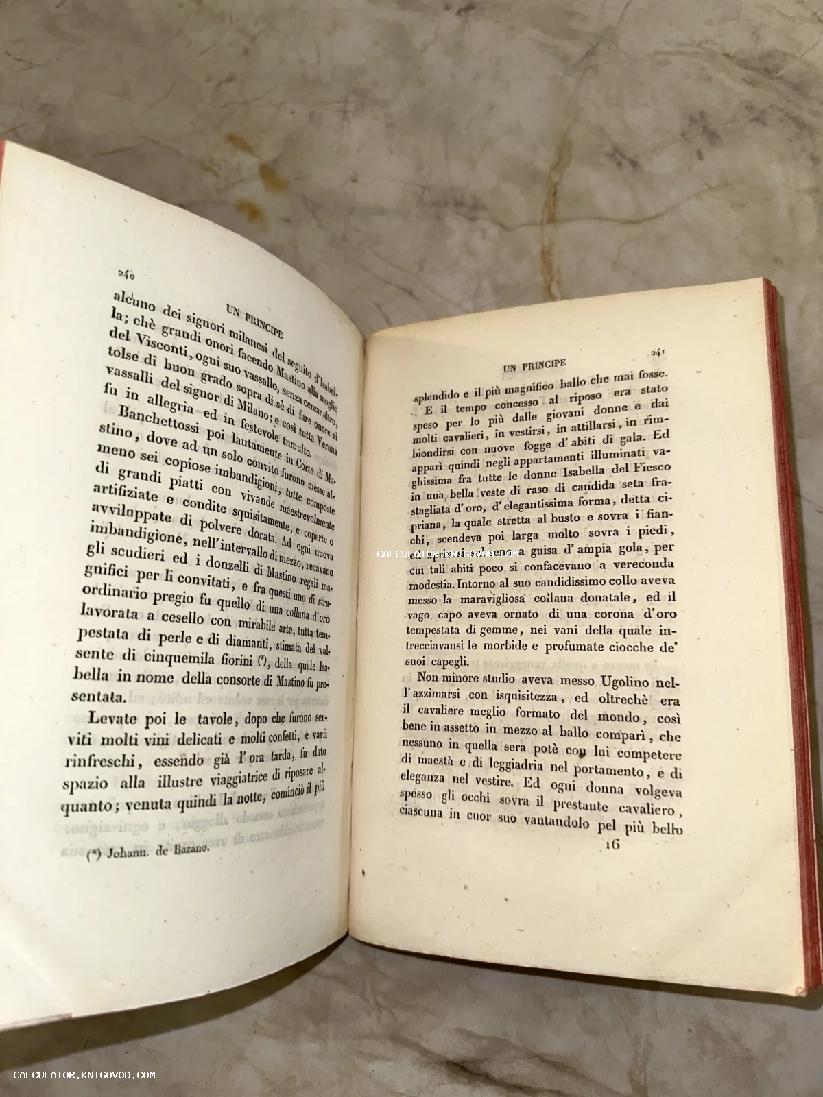 Разворот антикварной книги на итальянском языке с текстом на пожелтевшей бумаге.