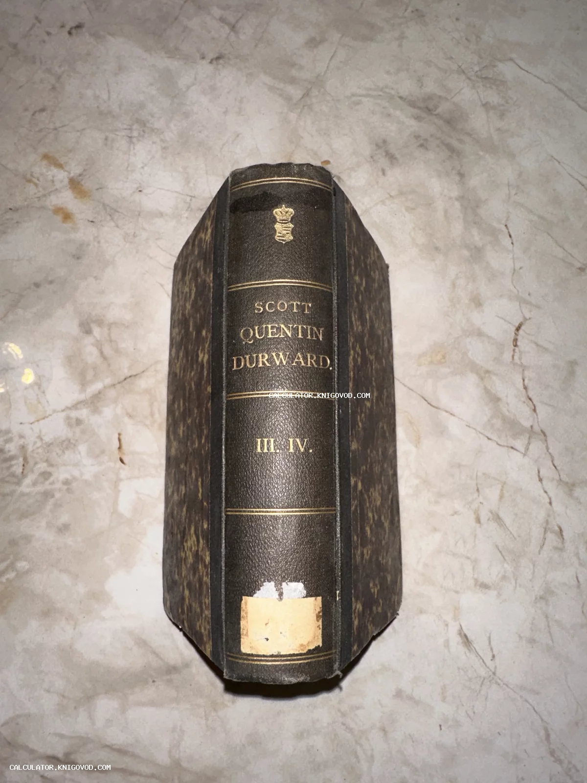 Корешок старинной книги Вальтера Скотта «Квентин Дорвард» с золотым тиснением и геральдическим символом.