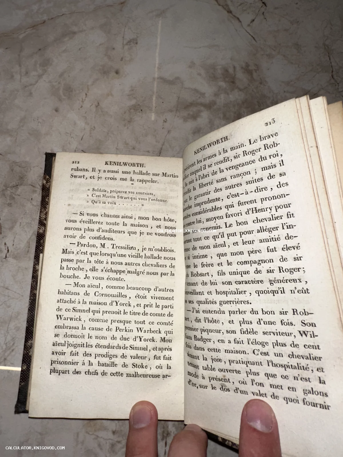 Разворот старинной книги на французском языке с заголовком Kenilworth на пожелтевших страницах.