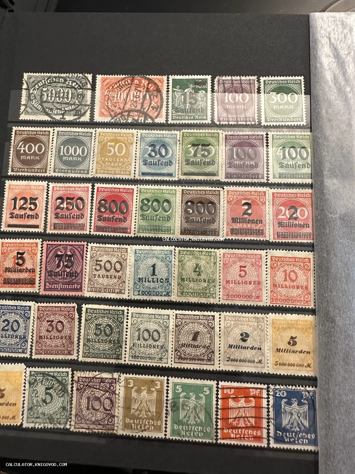 Страница альбома с антикварными немецкими почтовыми марками периода гиперинфляции 1920-х годов с номиналами в миллионы и миллиарды марок.