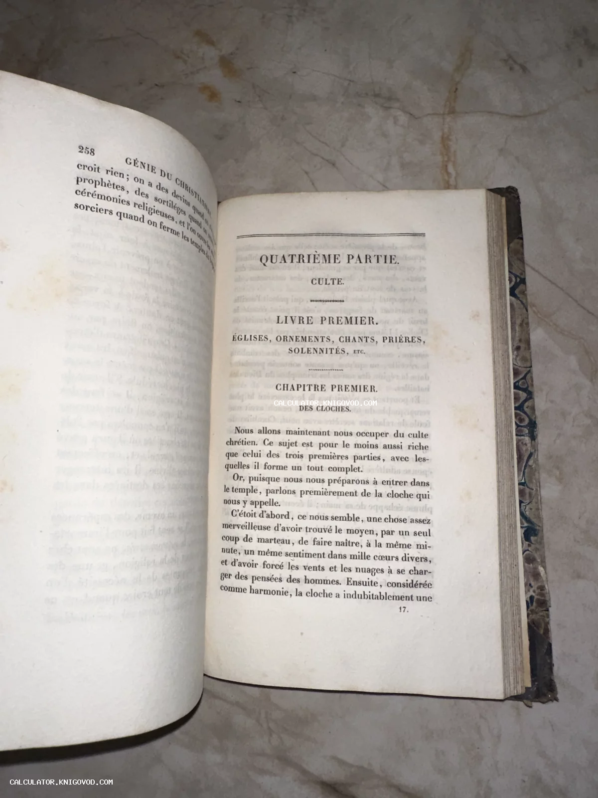 Разворот старинной книги на французском языке с заголовком Génie du Christianisme на пожелтевшей бумаге.