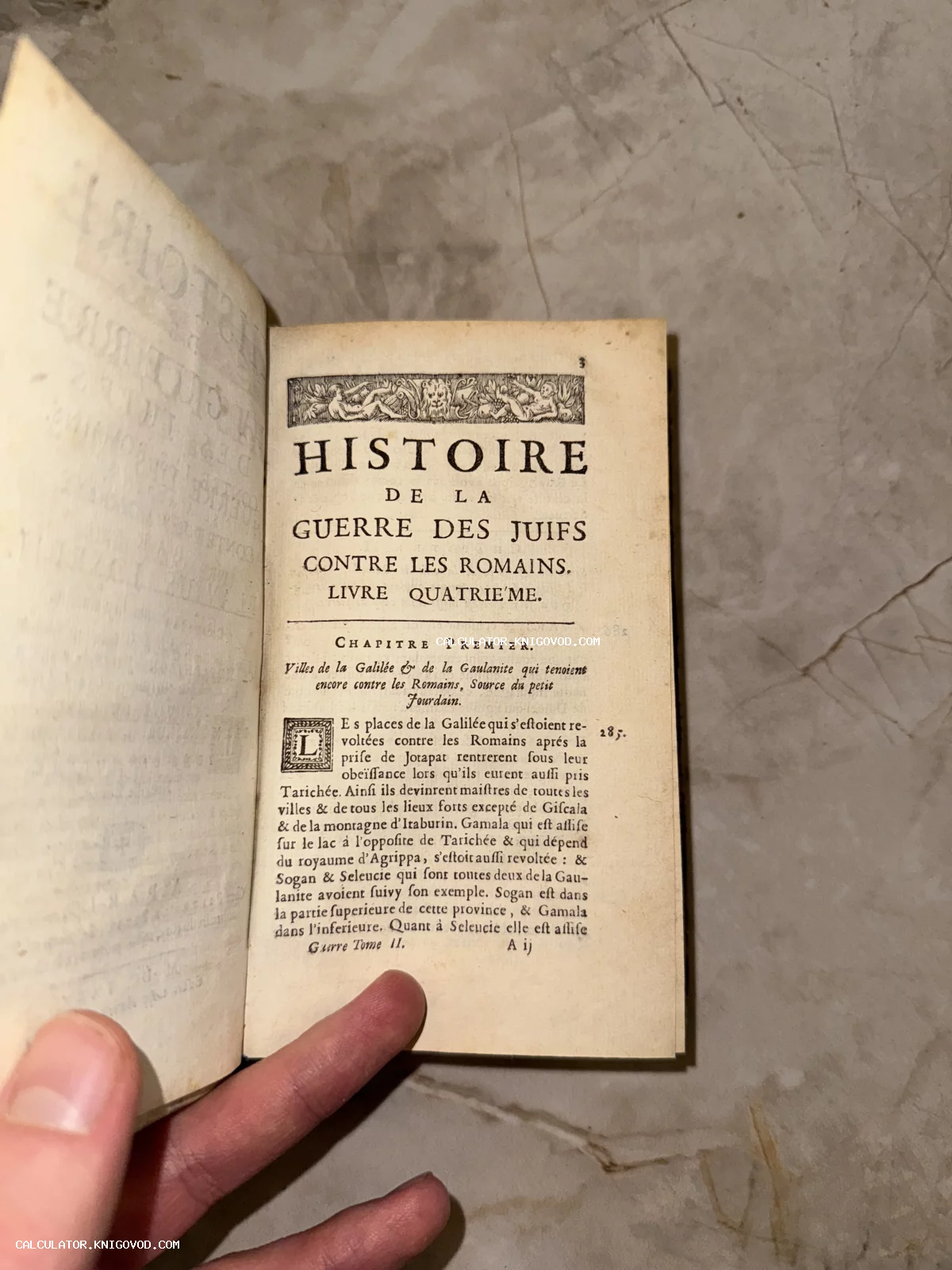 Разворот старинной французской книги с заголовком Histoire de la Guerre des Juifs и гравированным орнаментом.