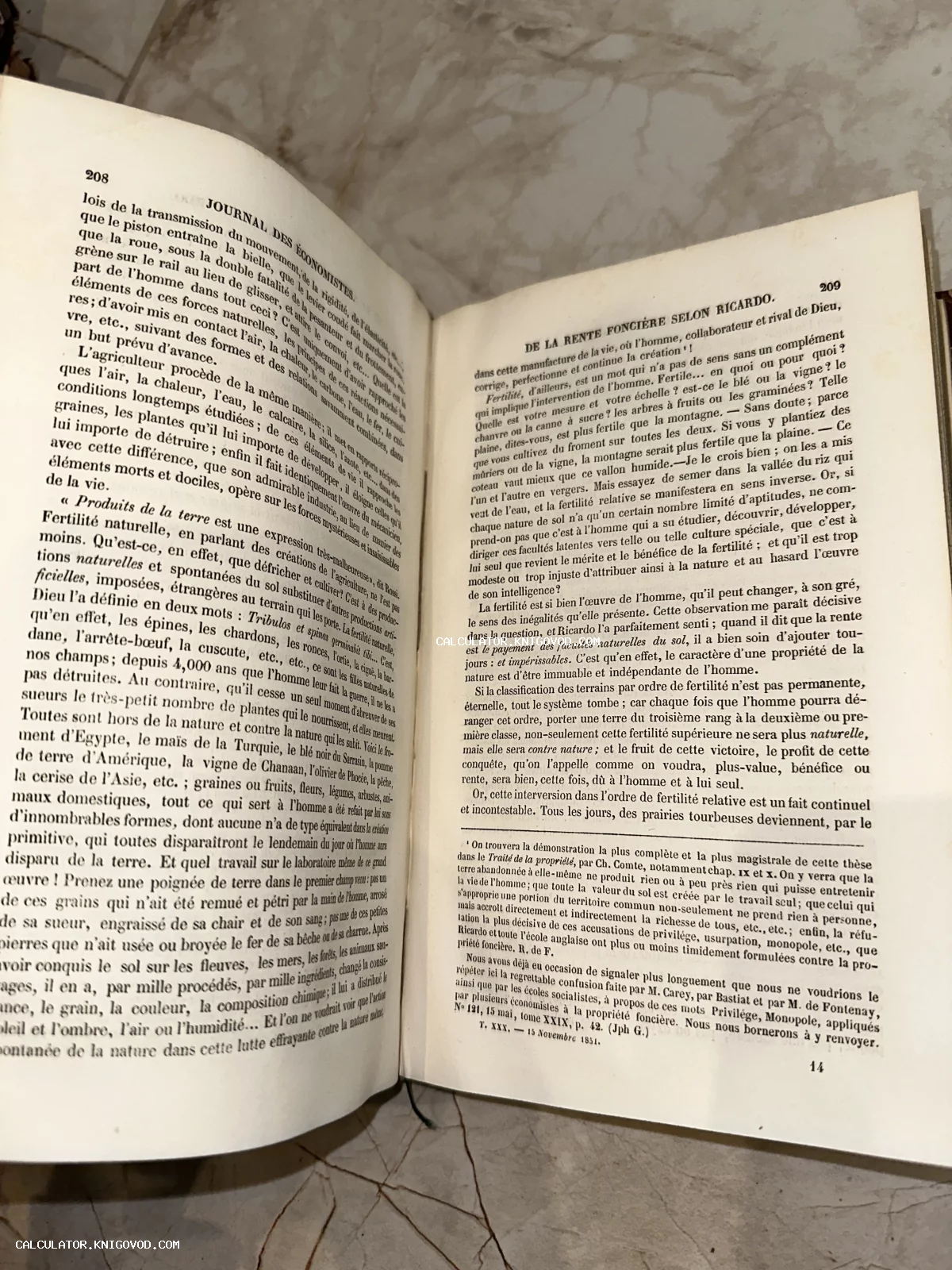 Разворот старинной французской книги 1851 года с текстом об экономической теории Давида Рикардо.