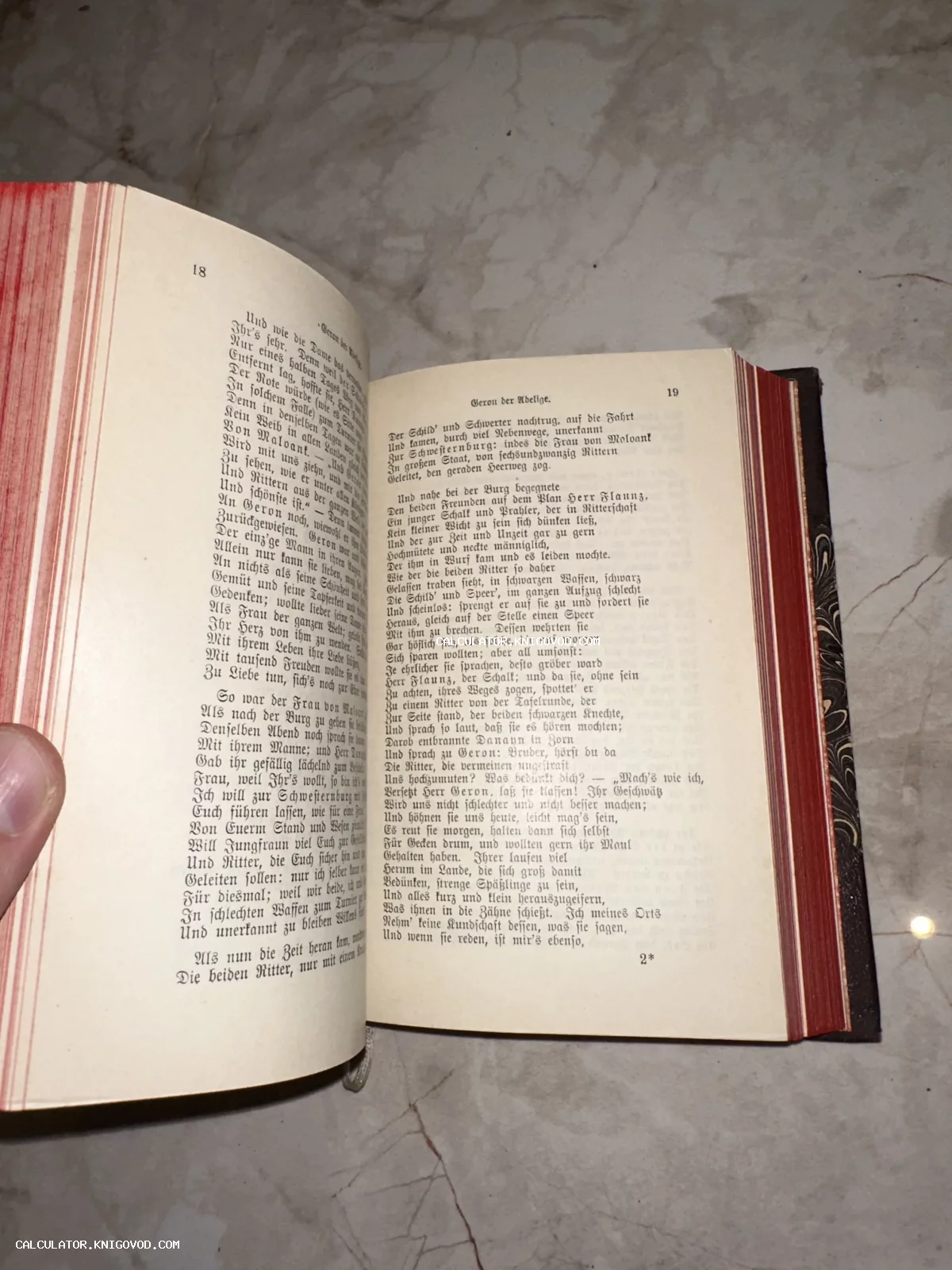 Разворот старинной книги с текстом на немецком языке, напечатанным готическим шрифтом, с красным обрезом страниц.