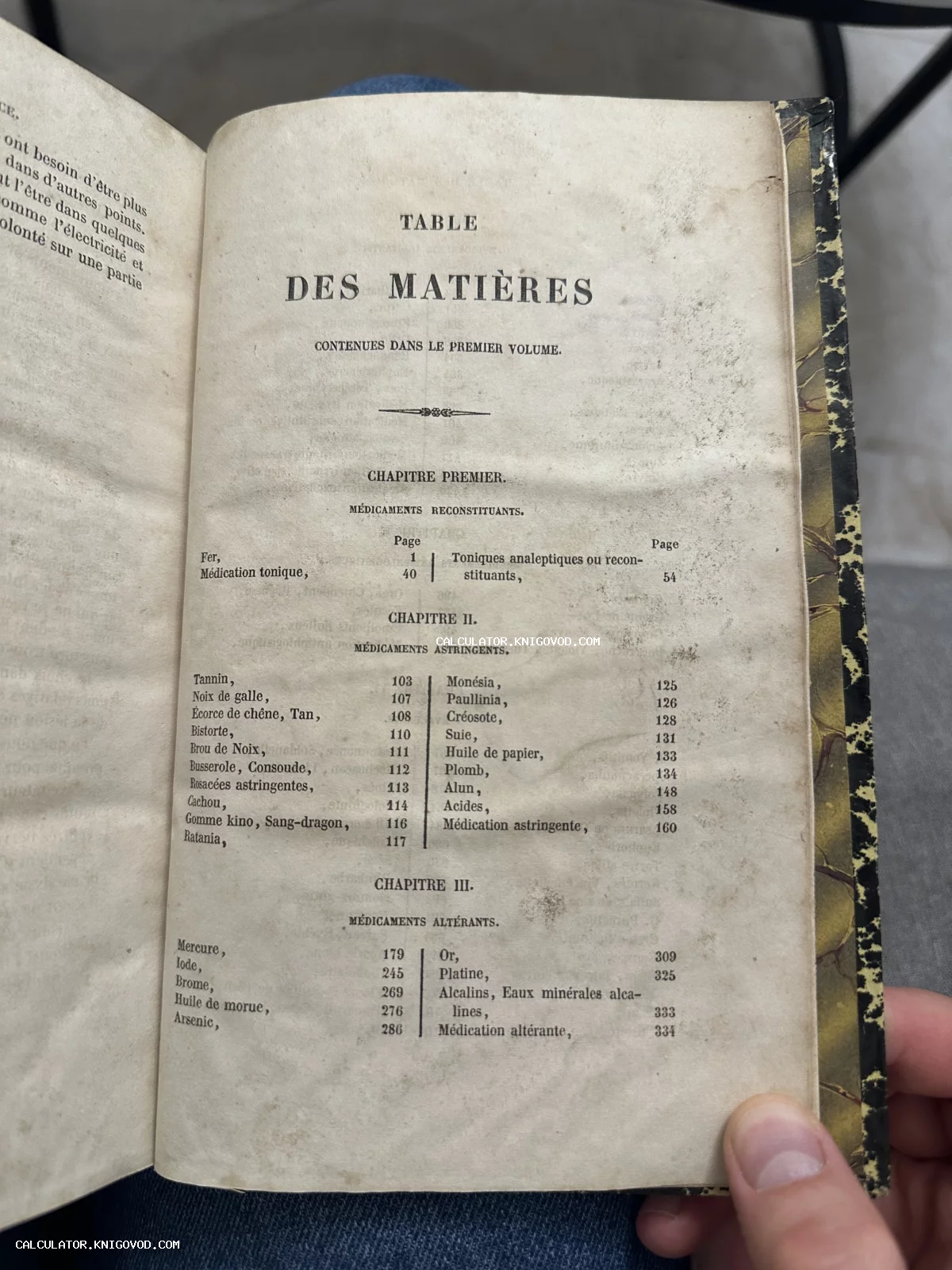 Страница оглавления старинной французской книги по медицине и фармакологии с перечнем препаратов и химических веществ.