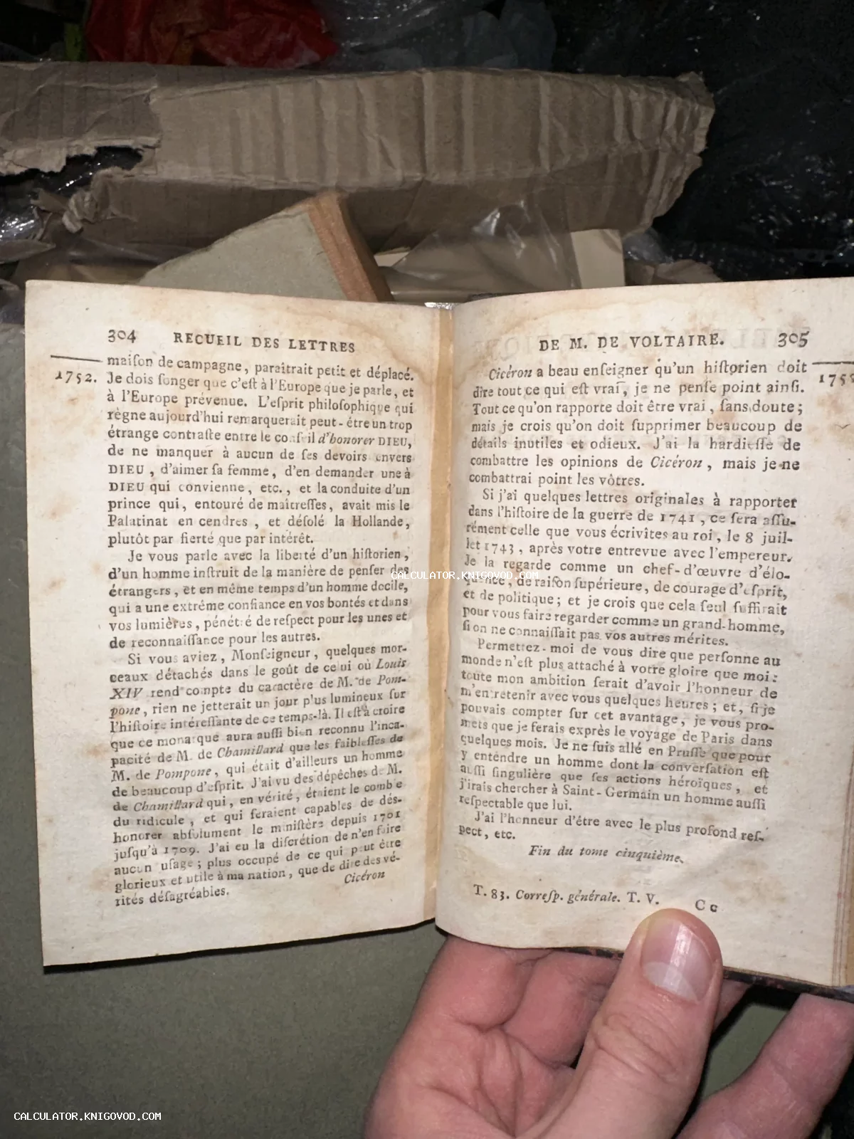 Разворот старинной книги на французском языке с текстом писем Вольтера, напечатанных в середине XVIII века.