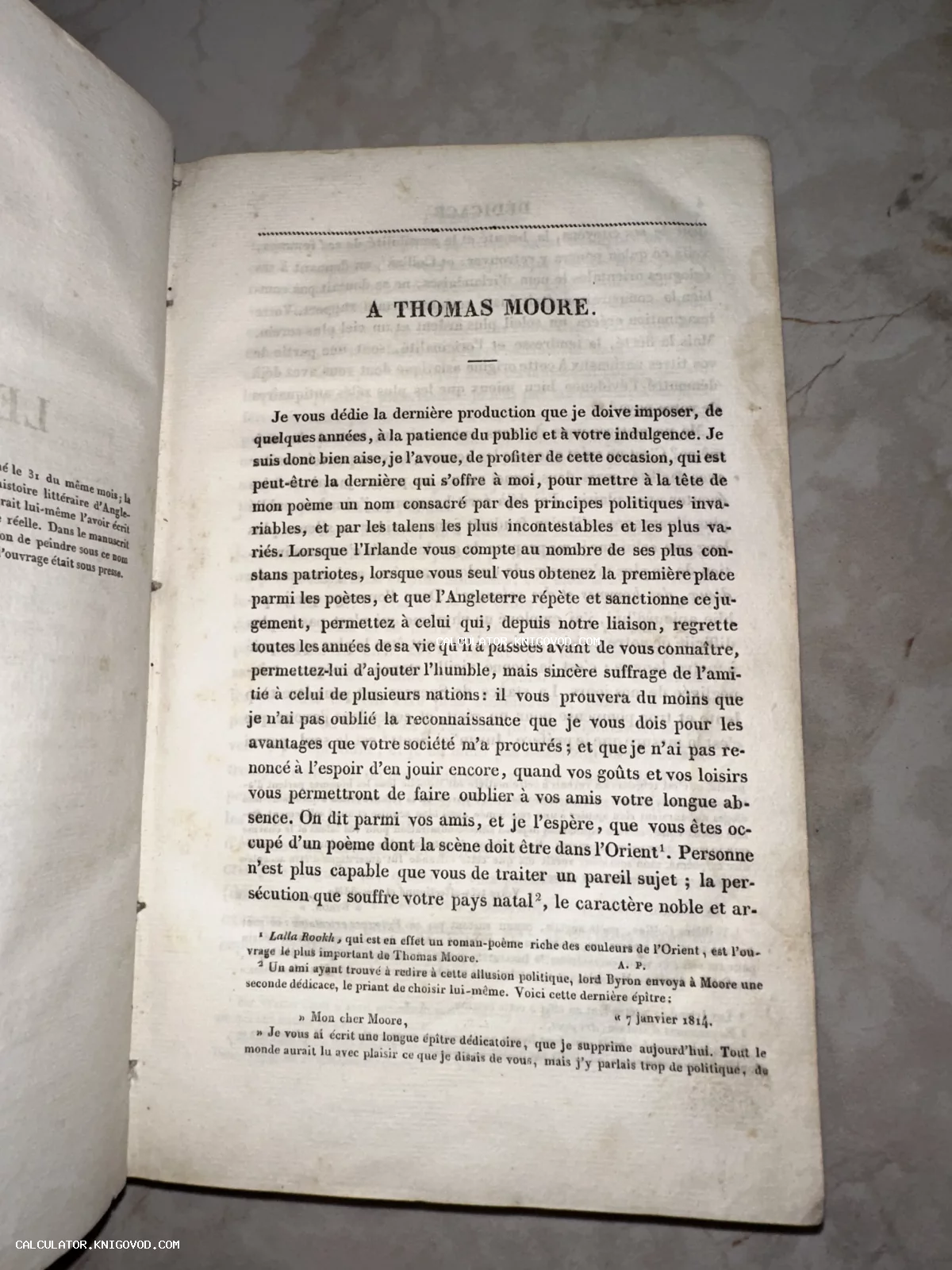 Разворот антикварной книги на французском языке с печатным посвящением Томасу Муру и упоминанием лорда Байрона.