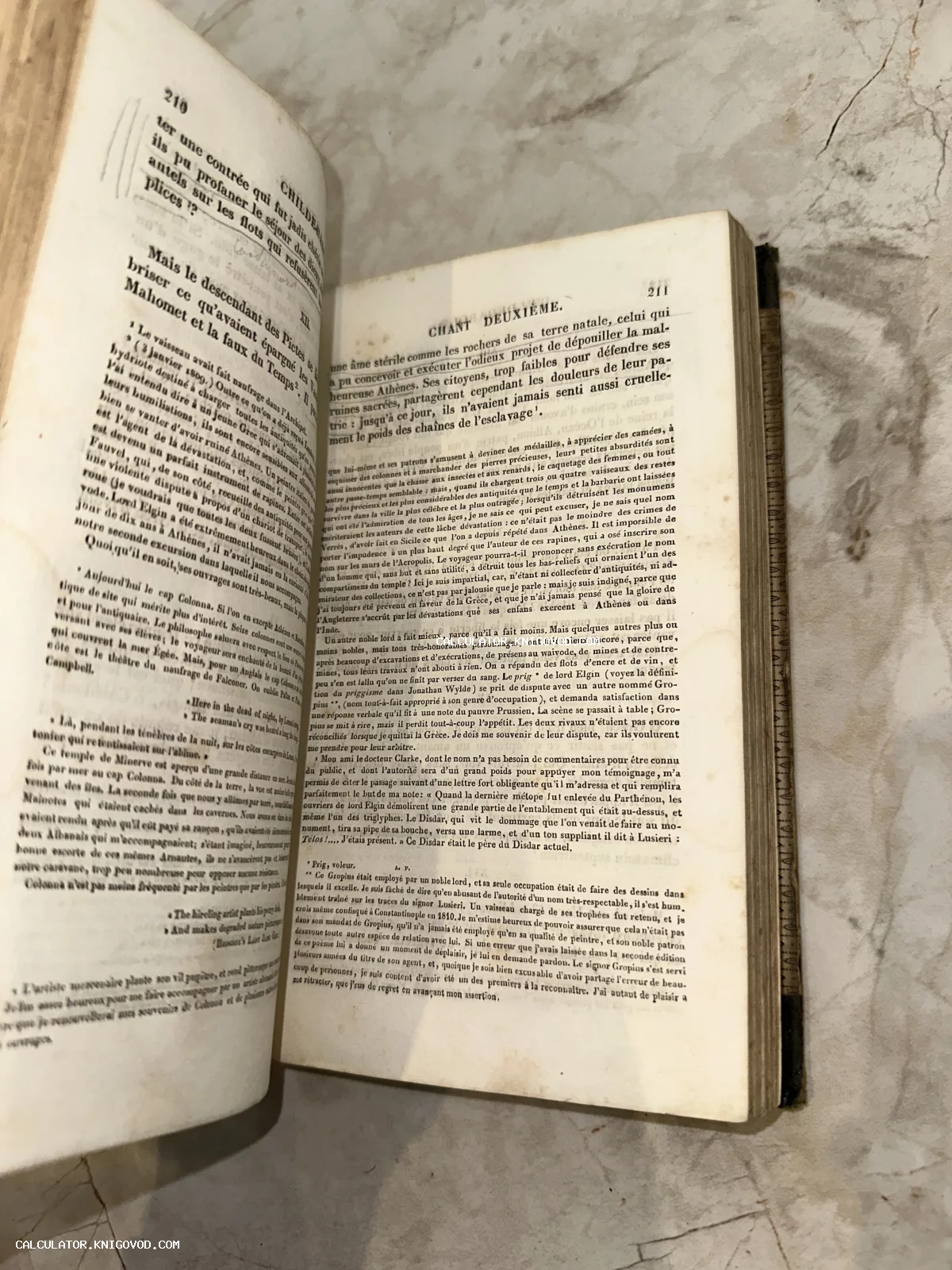 Старинная открытая книга с пожелтевшими страницами и печатным французским текстом.