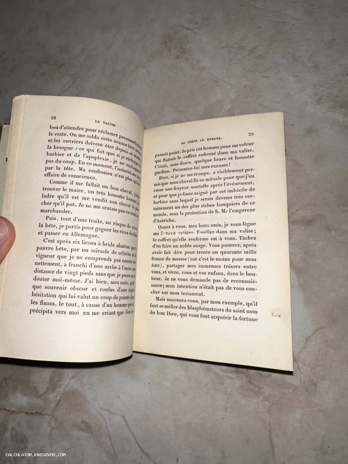 Открытая старинная книга на французском языке с пожелтевшими страницами и заголовком La Valise.