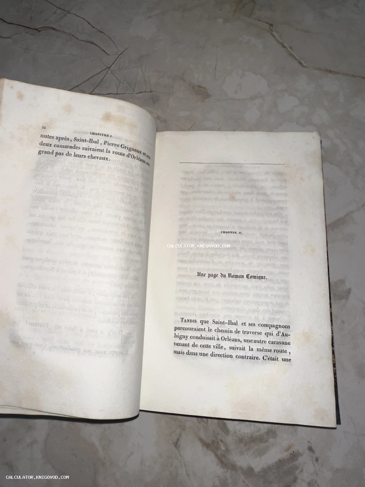 Открытая старинная книга на французском языке с пожелтевшими страницами и главой под названием Roman Comique.