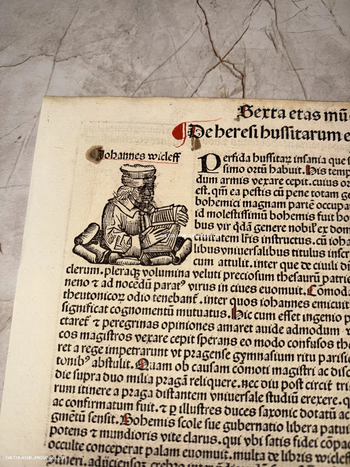 Страница антикварной инкунабулы с готическим шрифтом, красными буквицами и ксилографией, изображающей Джона Уиклифа за чтением.