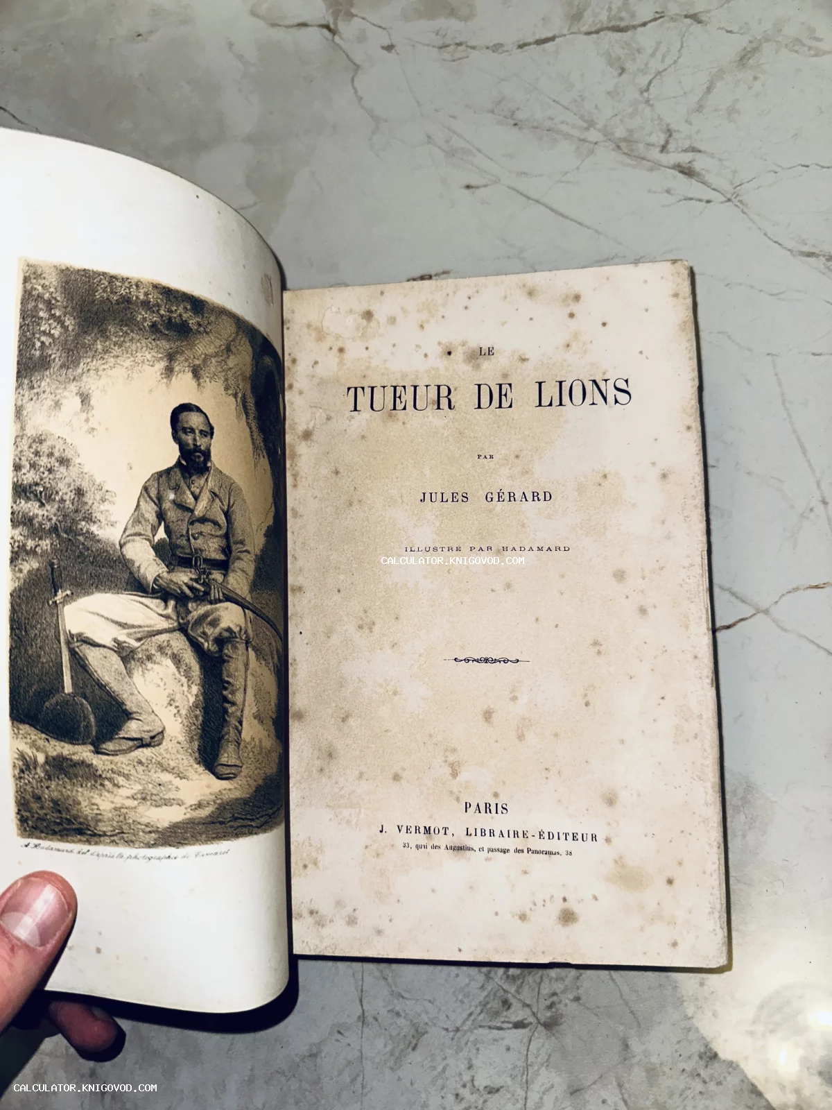 Разворот антикварной книги Jules Gérard «Le Tueur de Lions» с гравированным портретом автора и титульным листом.