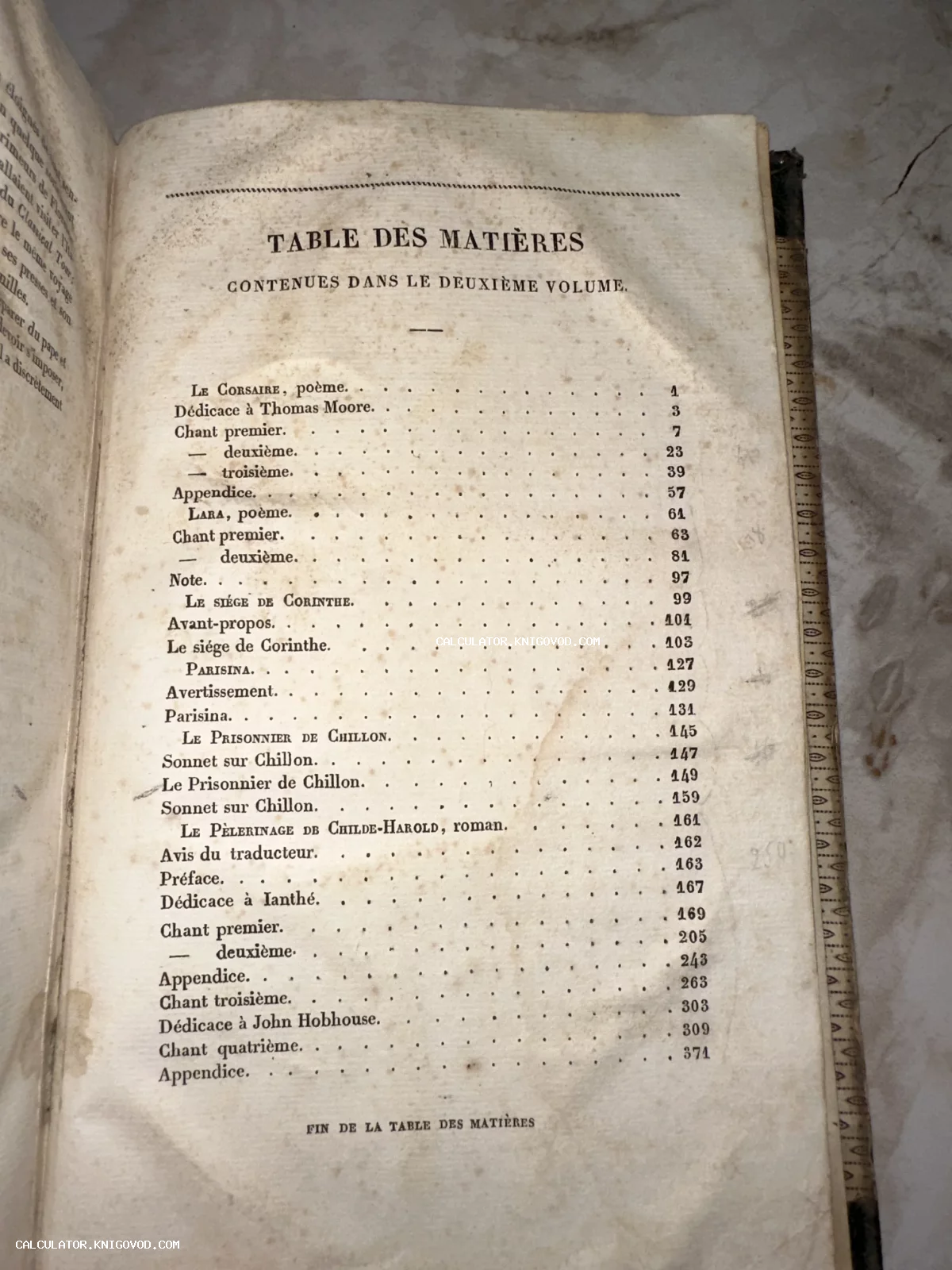 Разворот старинной книги со списком содержания второго тома на французском языке, включающим произведения Байрона: Корсар, Лара, Осада Коринфа.