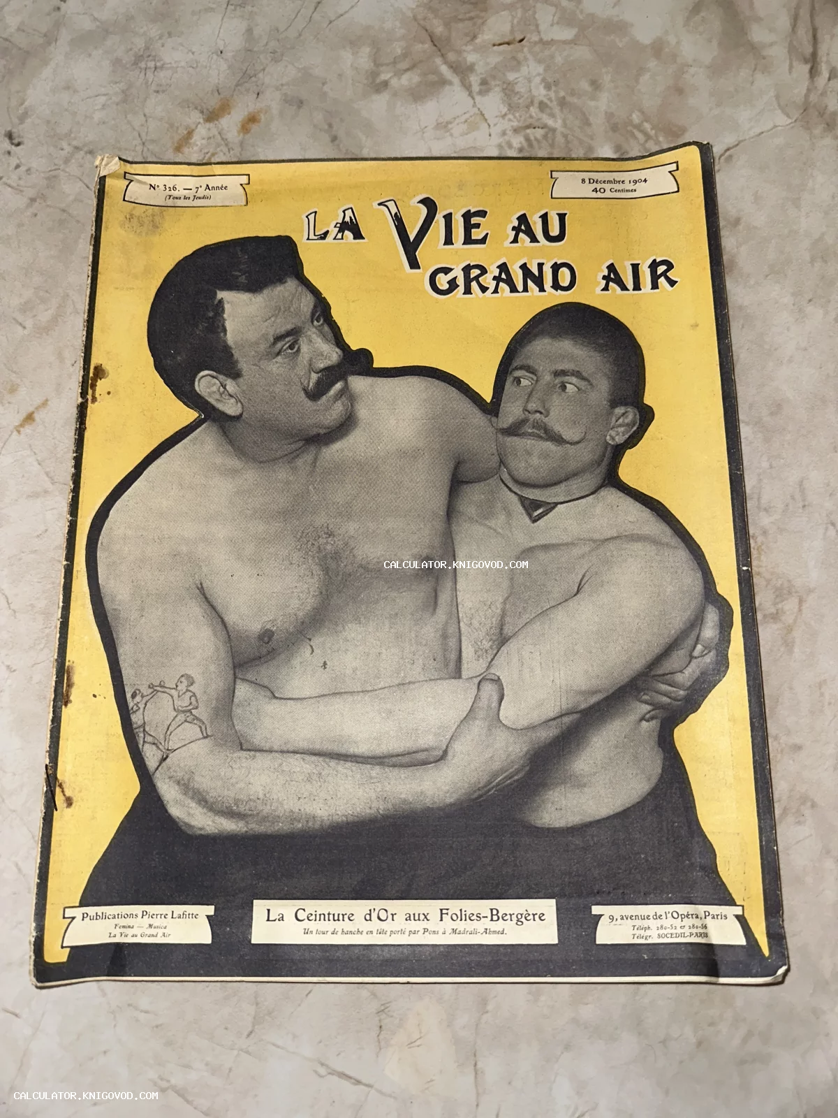 Обложка французского спортивного журнала 1904 года с изображением двух борцов в захвате на желтом фоне.