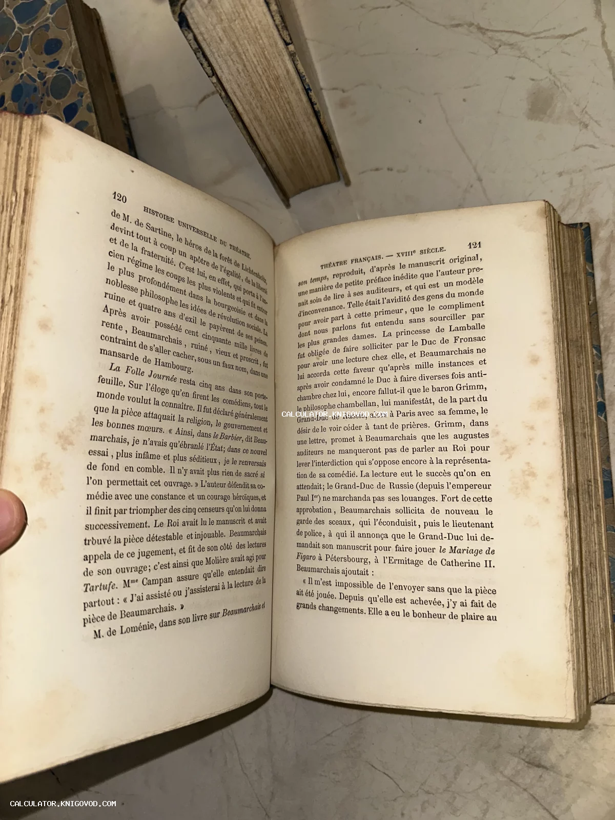 Разворот старинной книги на французском языке с текстом о Бомарше и истории театра XVIII столетия.