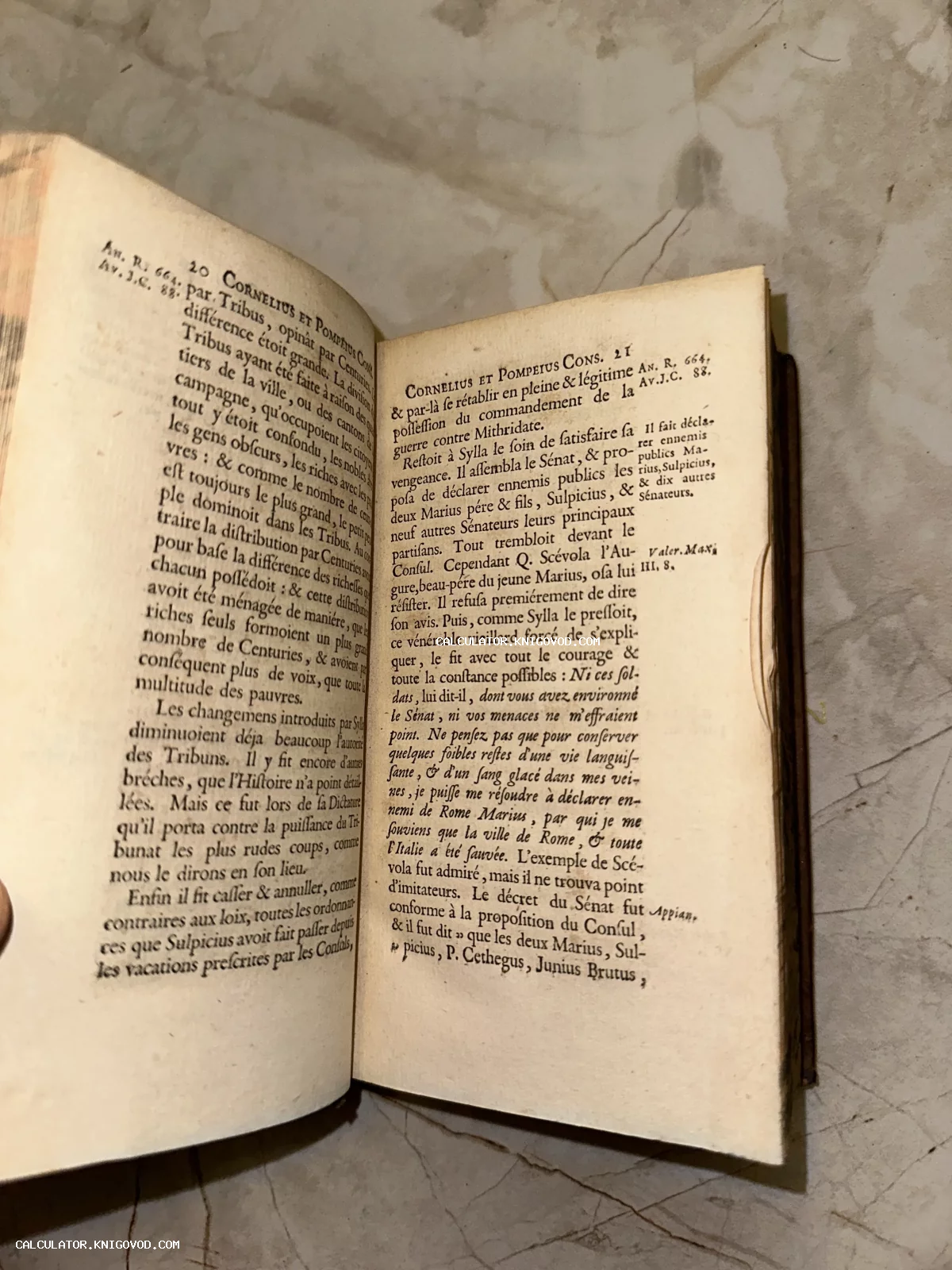 Разворот открытой антикварной книги на французском языке с пожелтевшими страницами и мелким шрифтом.