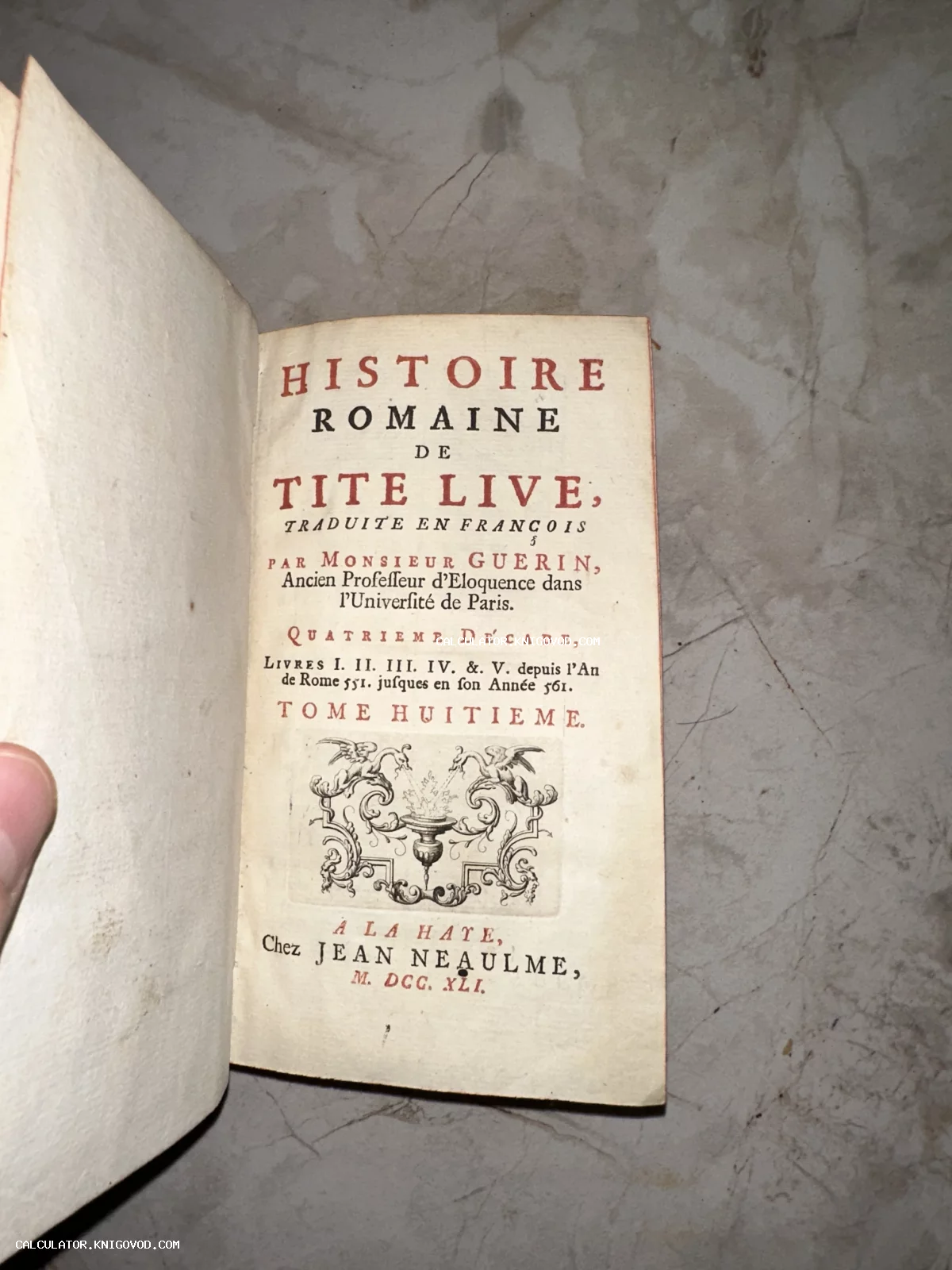 Титульный лист антикварной книги на французском языке Histoire Romaine de Tite Live, изданной в Гааге в 1741 году, с красно-черным шрифтом и виньеткой.