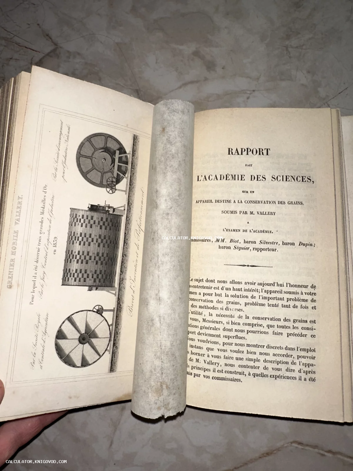 Разворот антикварной французской книги с гравюрами технических механизмов и защитной папиросной бумагой.