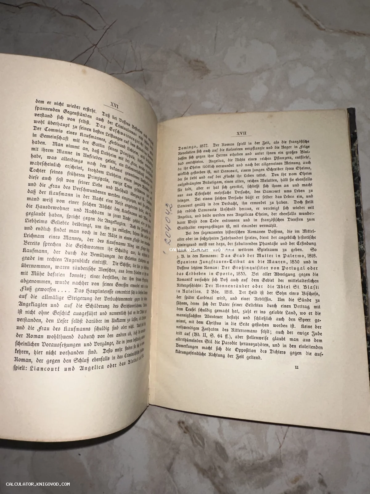 Разворот старинной книги с текстом на немецком языке, напечатанным готическим шрифтом фрактура.