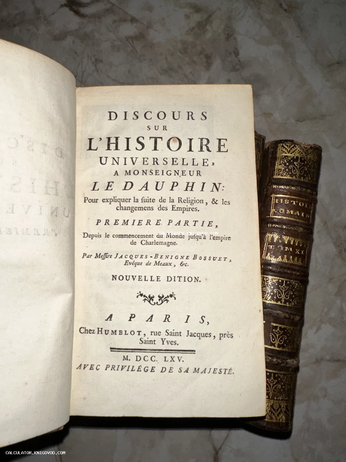 Титульный лист старинной французской книги 1765 года 'Discours sur l’histoire universelle' и кожаный корешок с золотым тиснением.