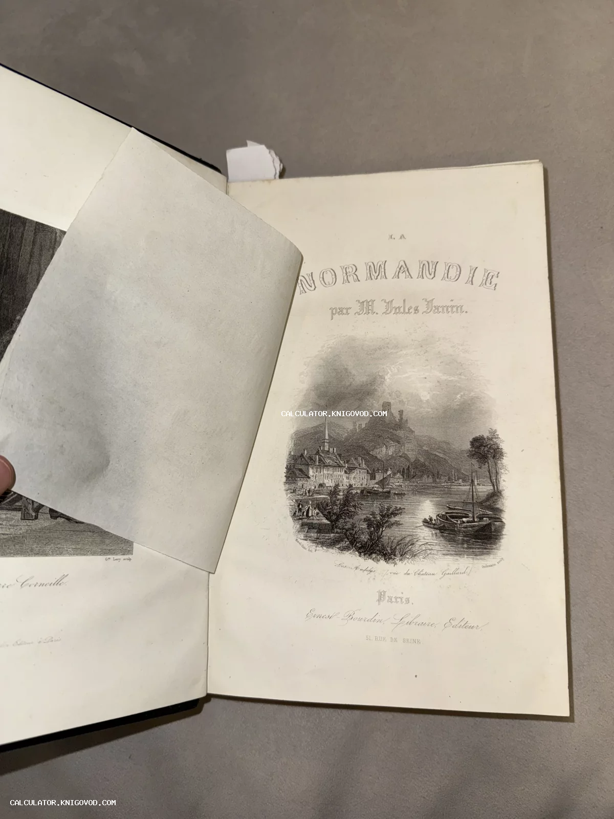 Титульный лист старинной французской книги La Normandie с гравированным пейзажем и защитной калькой.
