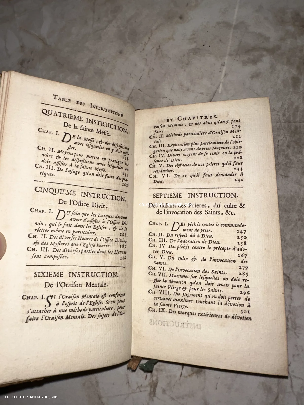 Разворот старинной книги с текстом на французском языке, содержащим оглавление глав о мессе и молитвах.