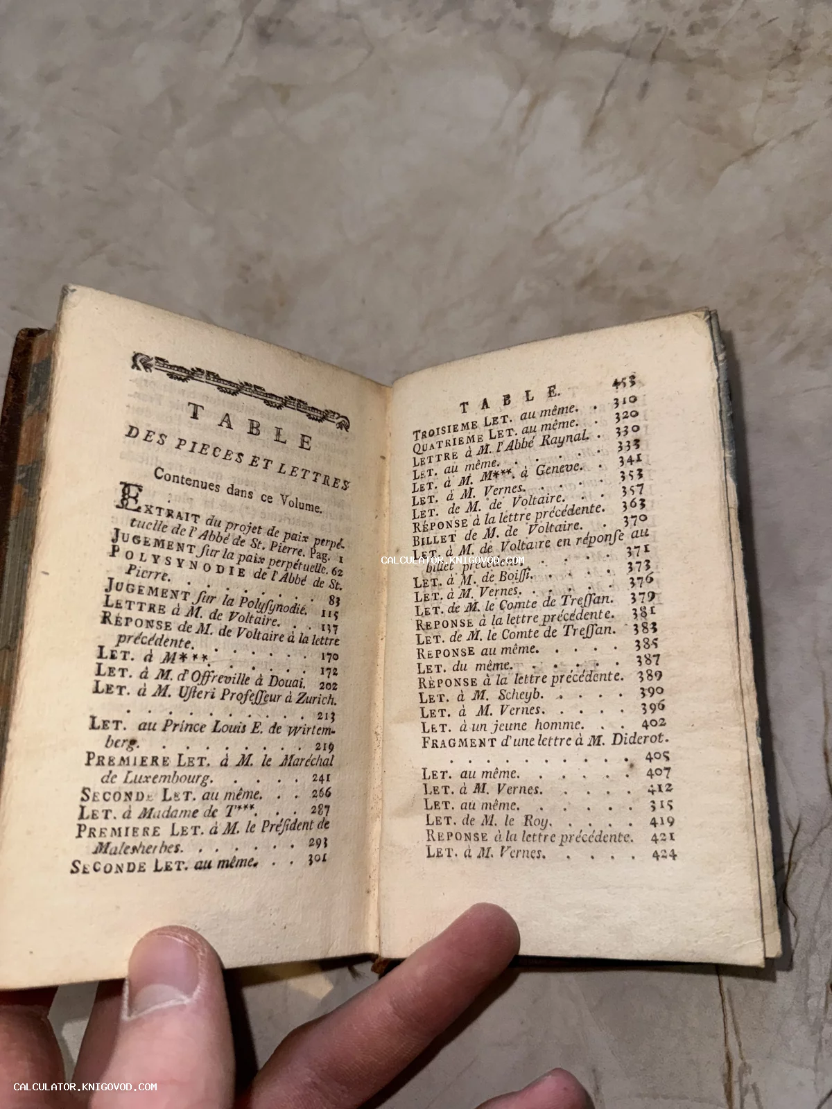 Разворот старинной книги на французском языке с оглавлением писем Вольтера, Дидро и аббата Сен-Пьера.